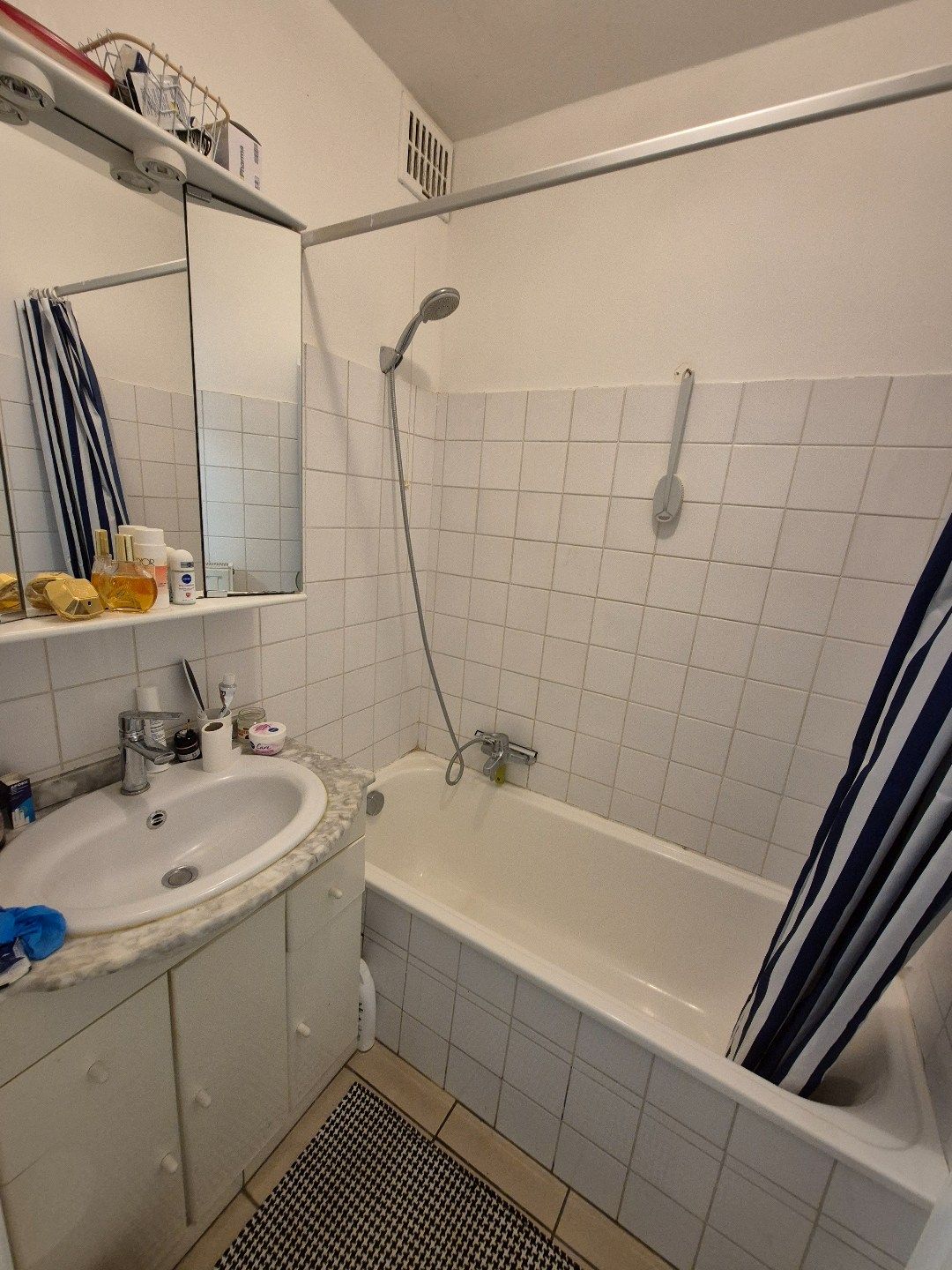 Appartement 1e verdieping links gelegen nabij de Sint Truidersteenweg.   foto 6