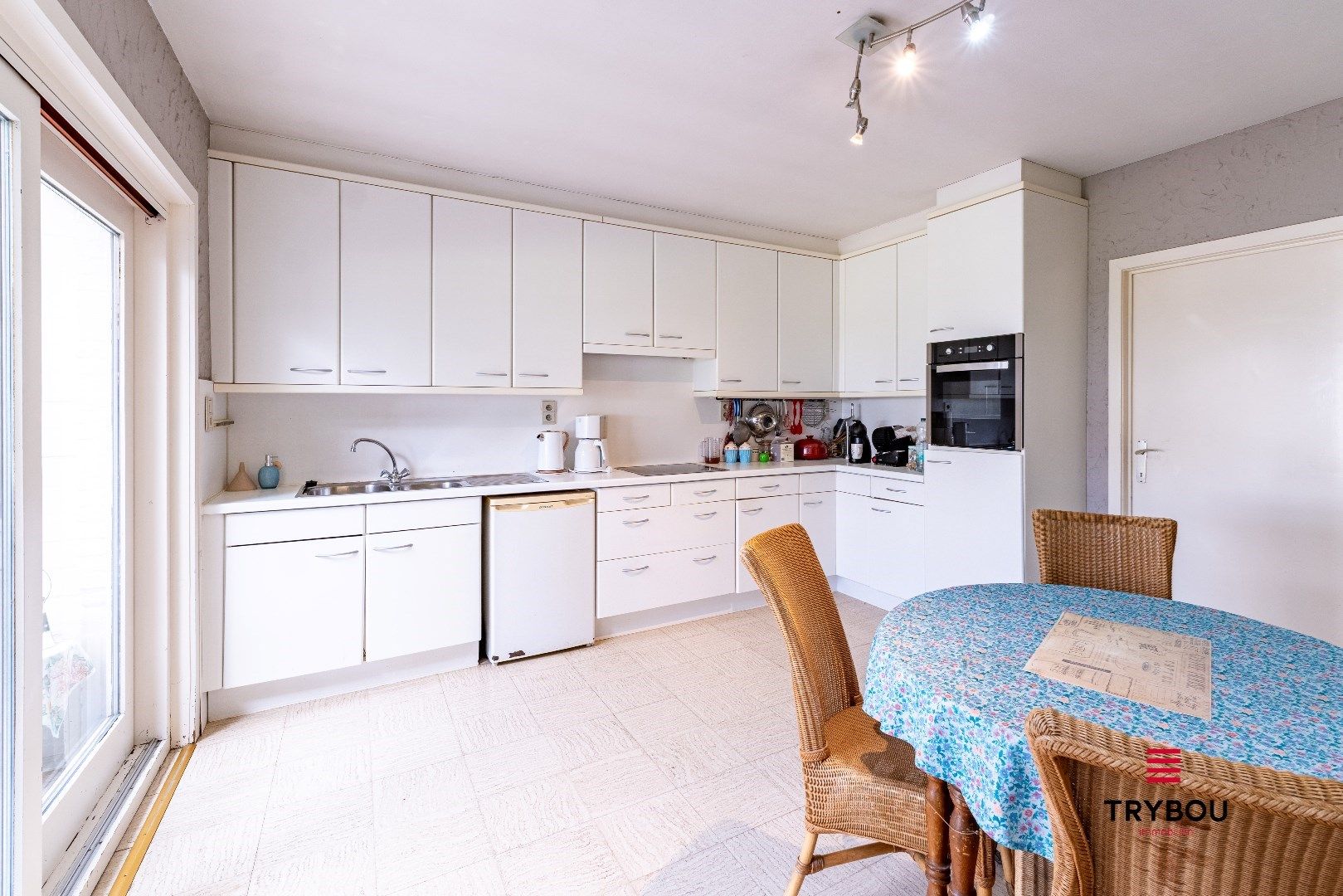 Ruime alleenstaande woning met inpandige garage, magazijn en aangelegde tuin op 1149m² foto 8