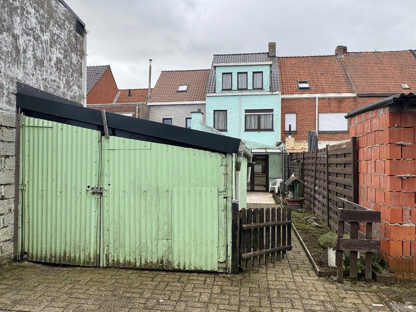 Te renoveren woning met 4 slaapkamers, tuin, uitweg en garage te koop in Harelbeke foto 13