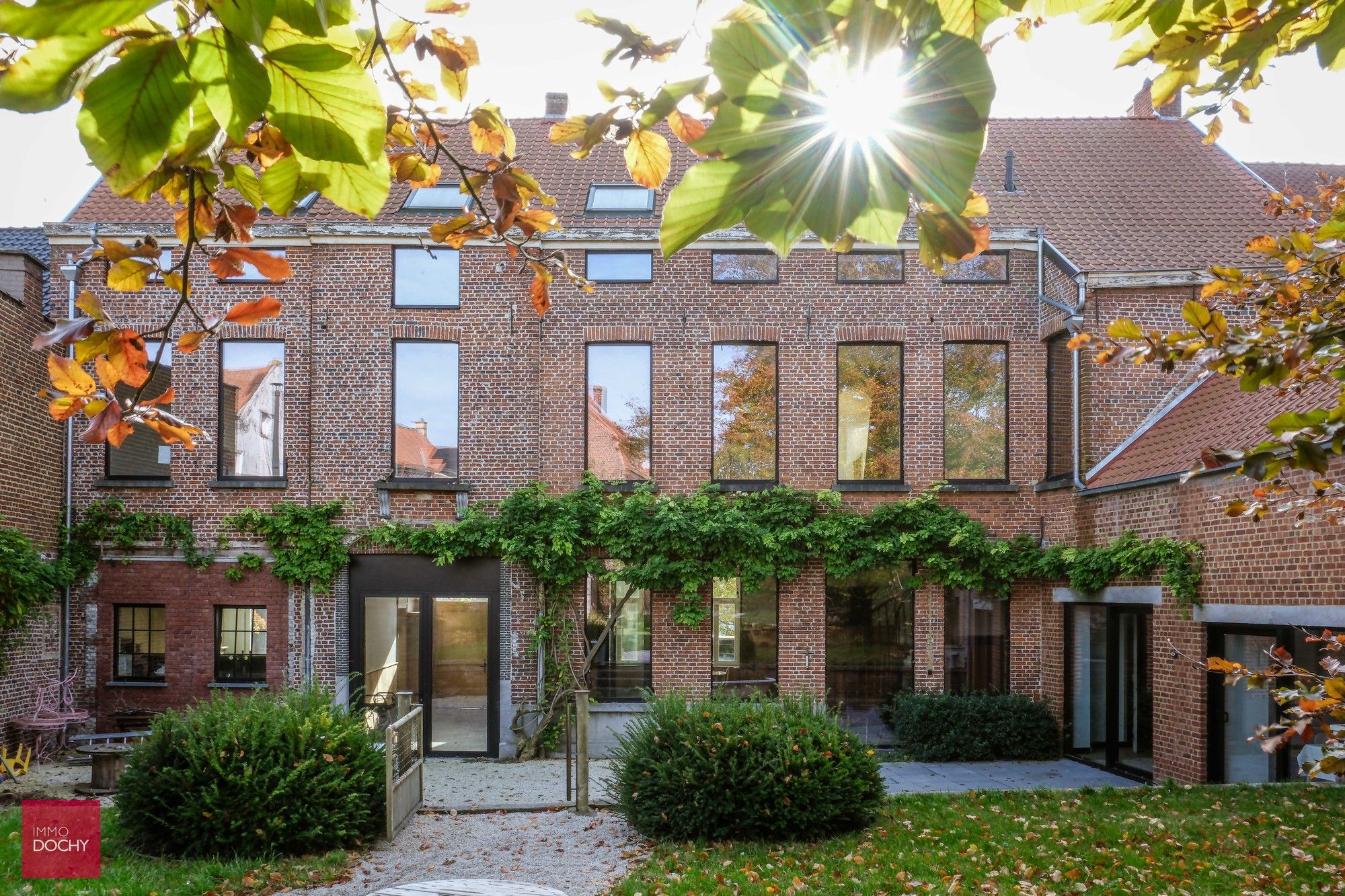 Ruime gerenoveerde stadswoning - ideaal voor kantoor, groepspraktijk, vrij beroep of horeca foto {{pictureIndex}}