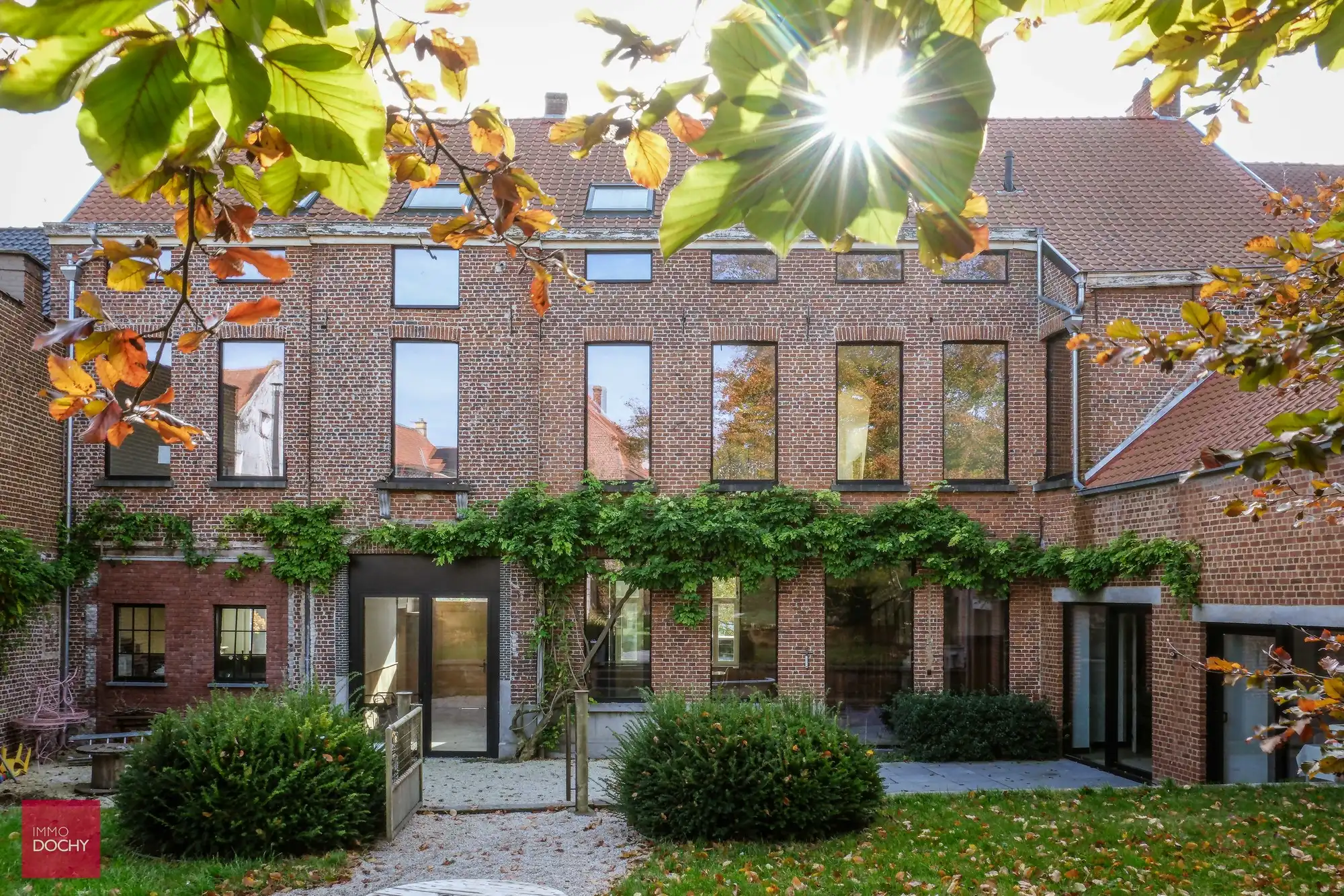 Ruime gerenoveerde stadswoning - ideaal voor kantoor, groepspraktijk, vrij beroep of horeca foto {{pictureIndex}}