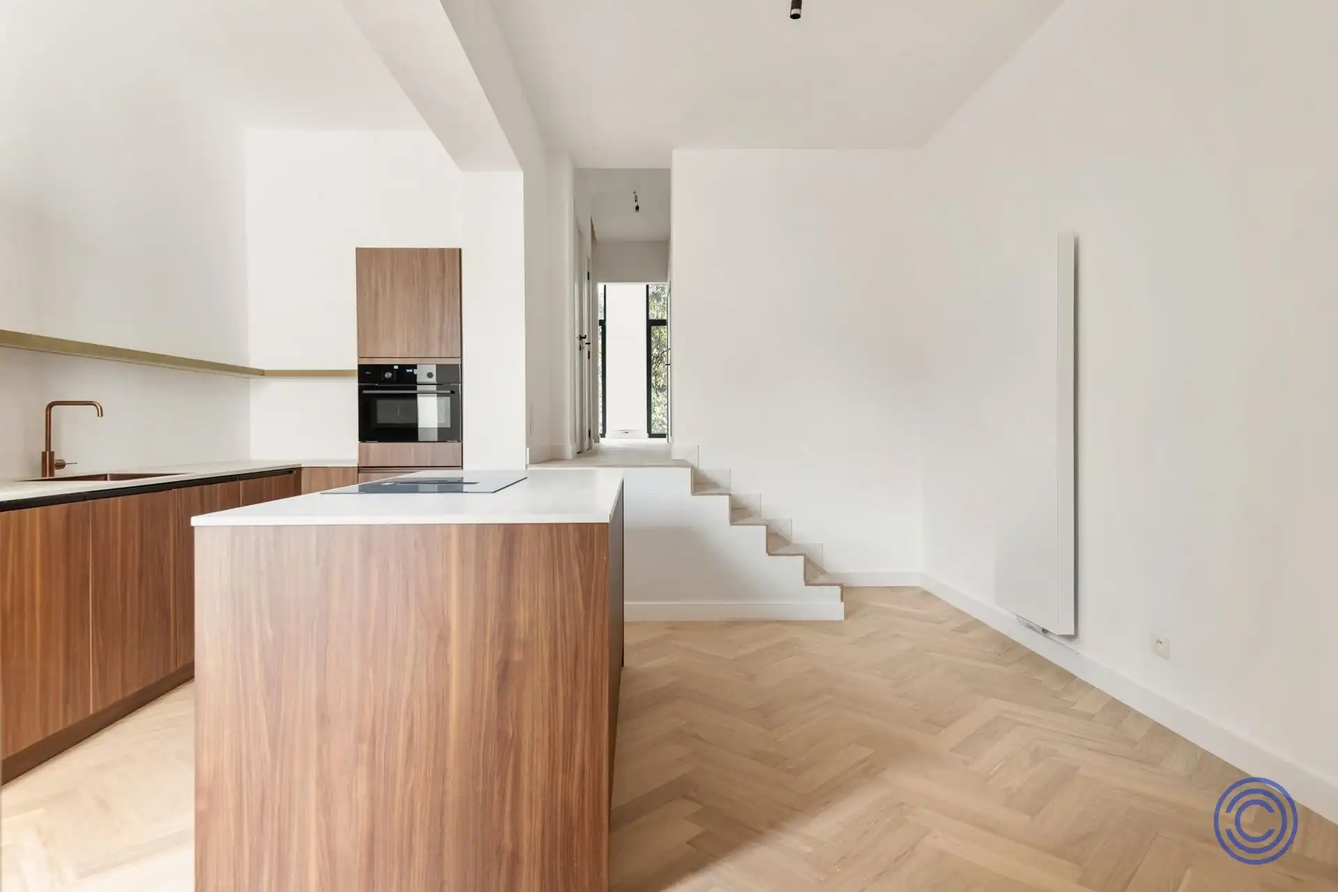 Ruime en volledig gerenoveerde duplex met 3 slaapkamers, bureau en terrassen foto 4