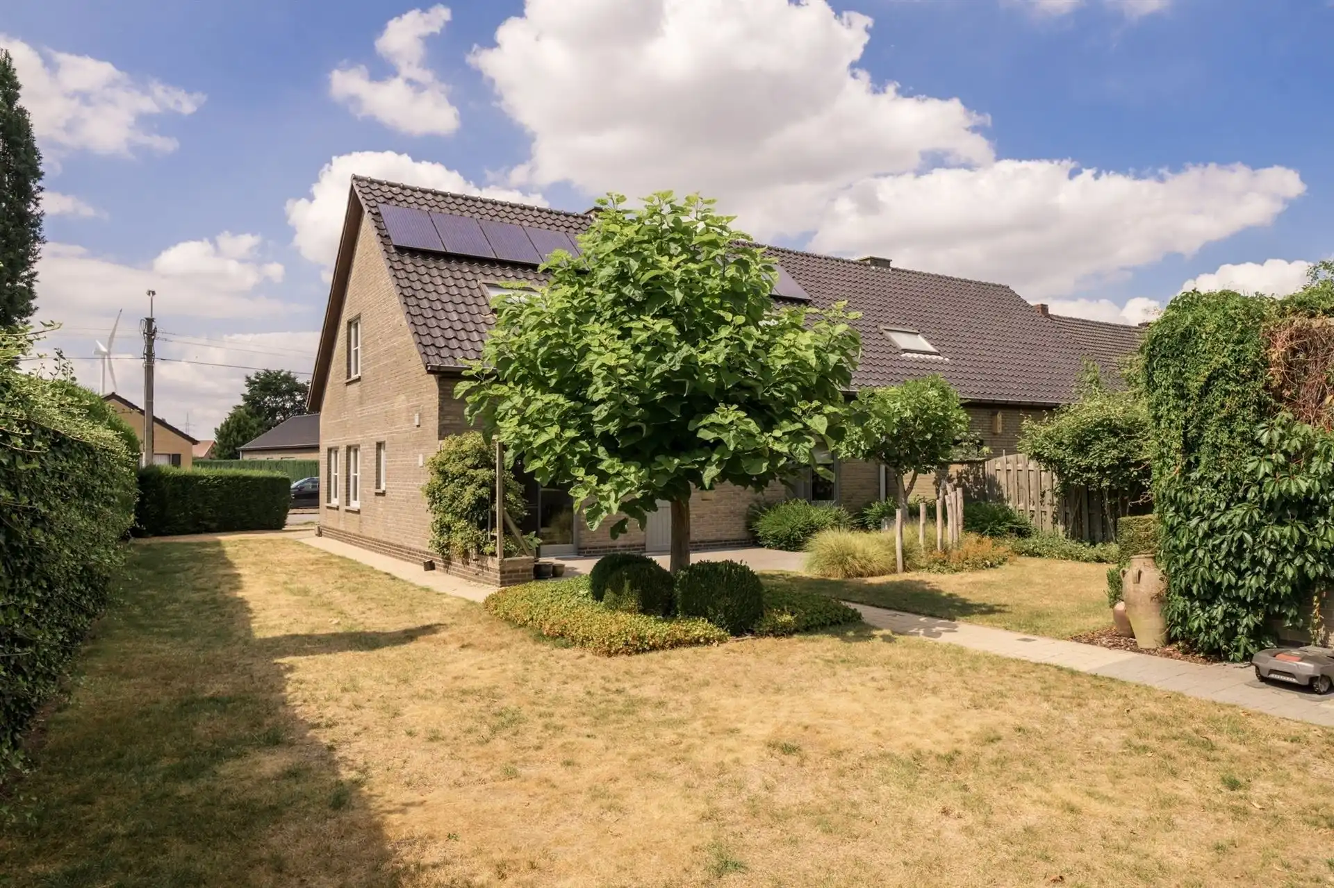 Ruime halfopen bebouwing  met 5 slaapkamers, tuin en garage. foto 22