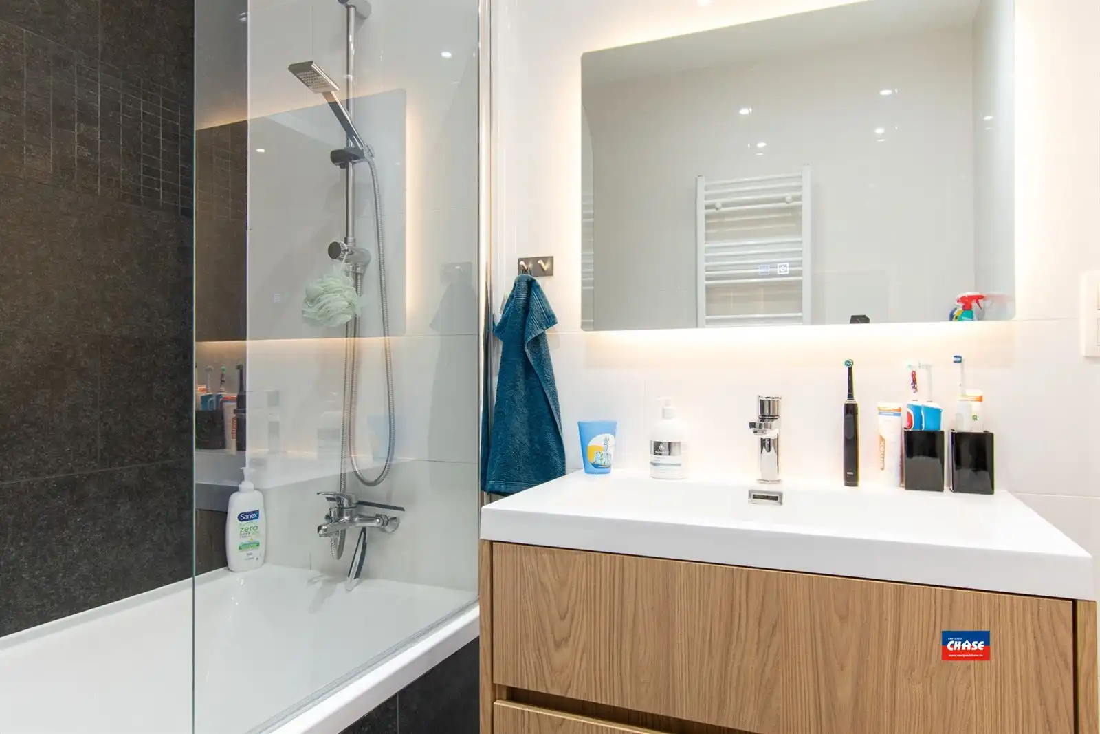 Gerenoveerde woning met terras, drie slaapkamers en garage foto 14