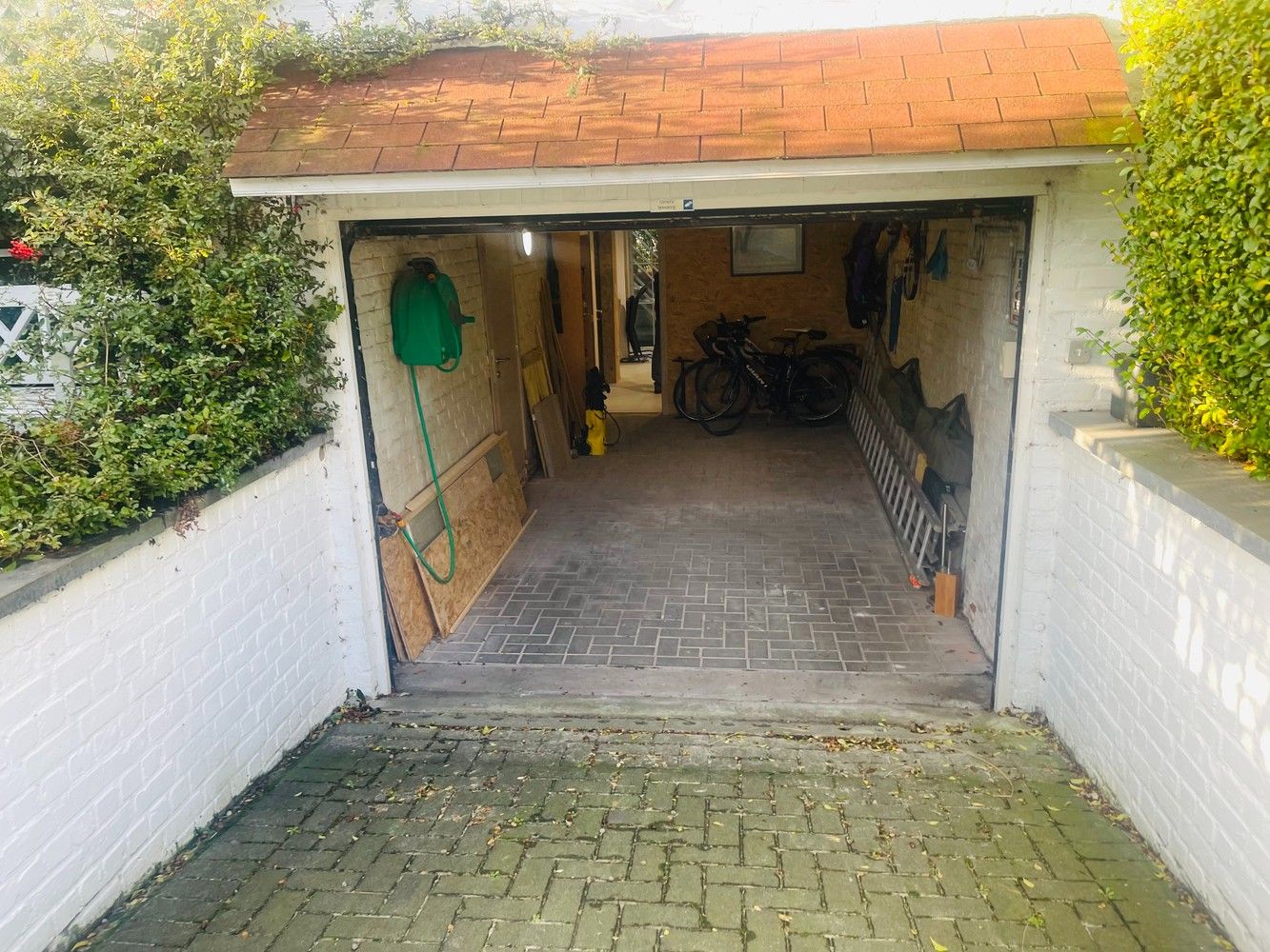 Zeebrugge op 50meter van het strand Uiterst charmante totaal gerenoveerde RUIM WOONHUIS met 5 SLAAPKAMERS en 3 BADKAMERS en 3 TERRASSEN. Grote troef is 2 AUTOSTAANPLAATSEN en ruime GARAGE.  Oprit, grote garage, werkplaats, plaats voor fietsen, ingerichte STUDIO met tuintje op het zuiden.  1éV:  Zalige living , ingerichte open keuken, uitgevend op een groot zonneterras.Long island style. 2é V: 3 leuke slaapkamers , 2 badkamers. Onder het dak  4 é slaapkamer uitgevend op mooi terras met prachtig vergezicht.Bebouwde oppervlakte van 230 m2 Grondoppervlakte is 137m2 Magnifiek, Perfect onderhouden  Juist verhuizen ! Zalig Wonen!  Zowel hoofverblijfplaats, als vakantieverblijf aan Zee . foto 29