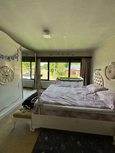 Halfopen gezinswoning met 3 slaapkamers en een grote tuin. foto 21