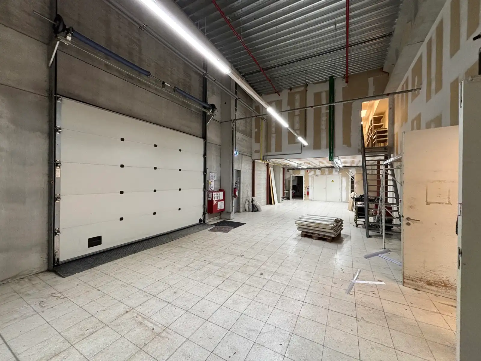 Baanwinkel van 1.700 m² te huur in Oostende foto 5