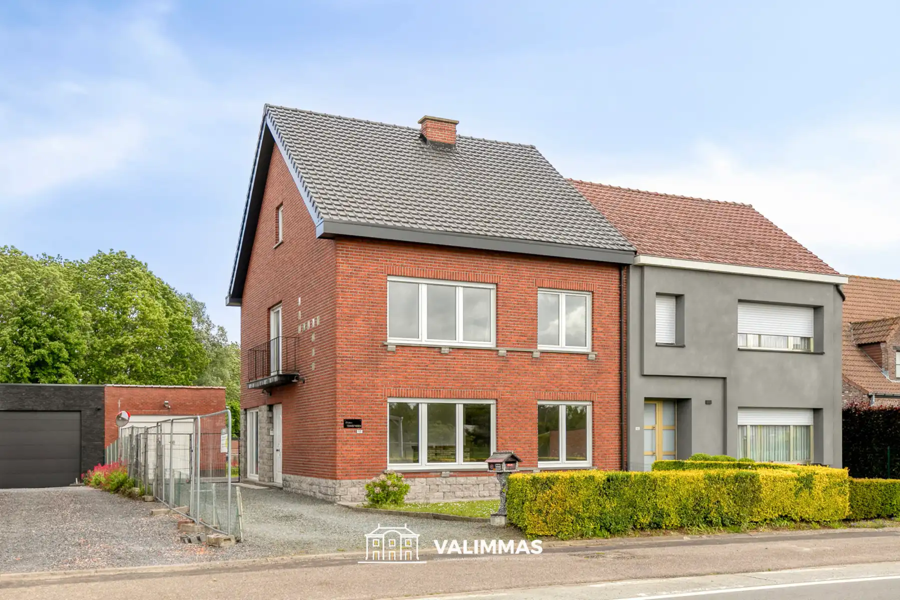Hoofdfoto van de publicatie: Ruime driegevelwoning met twee garages en mooie tuin...