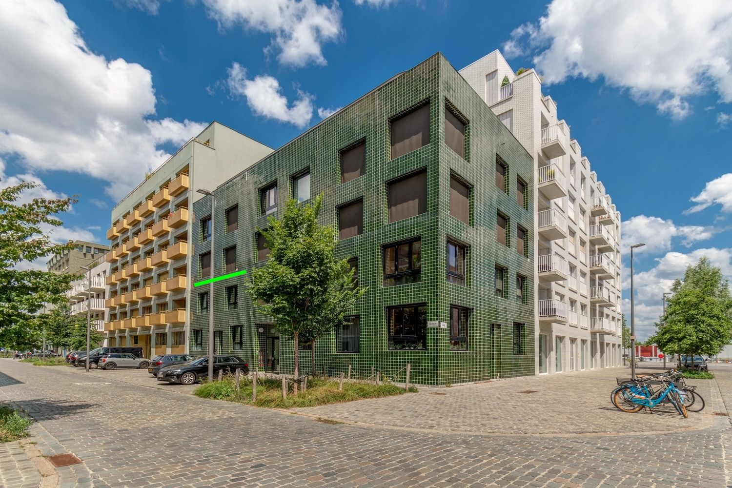 Ruim luxueus afgewerkt appartement met 2 slaapkamers, 2 staanplaatsen met laadpaal en berging foto 4