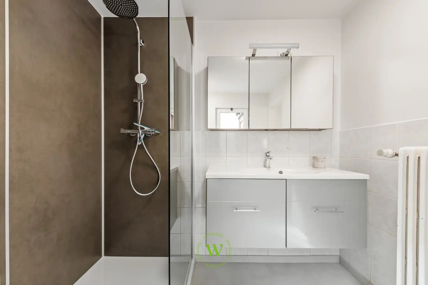 Lichtrijk gelijkvloers appartement met private inkom foto 17