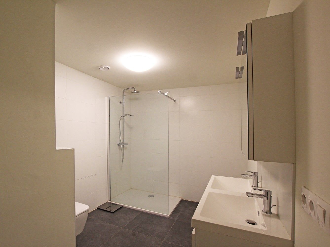 Ruim, gelijkvloers appartement met 2 slaapkamers, terras en een autostaanplaats! foto 12