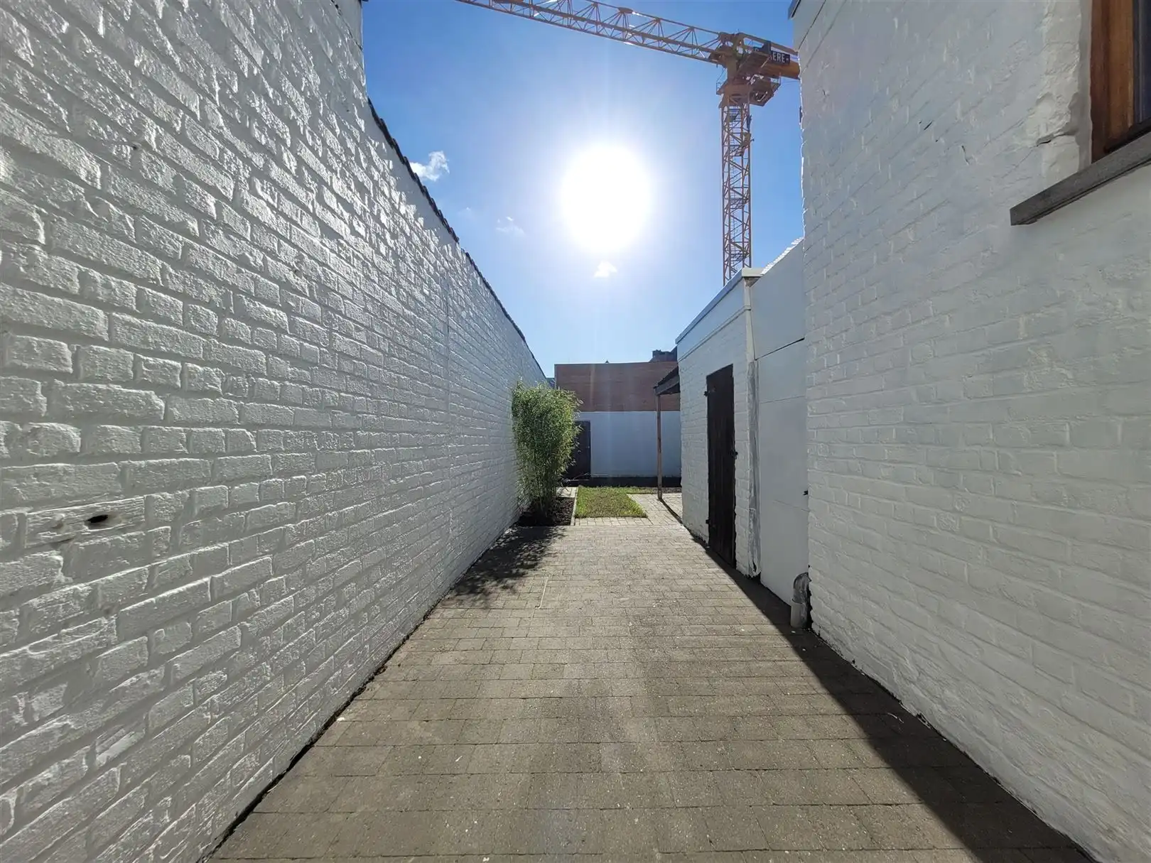 Gerenoveerde woning met zonnige tuin foto 9