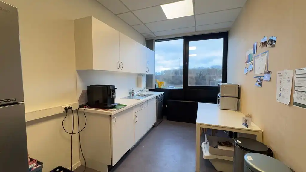 Ingedeelde kantoorruimte te huur met visibiliteit langs E17 in Gent foto 14