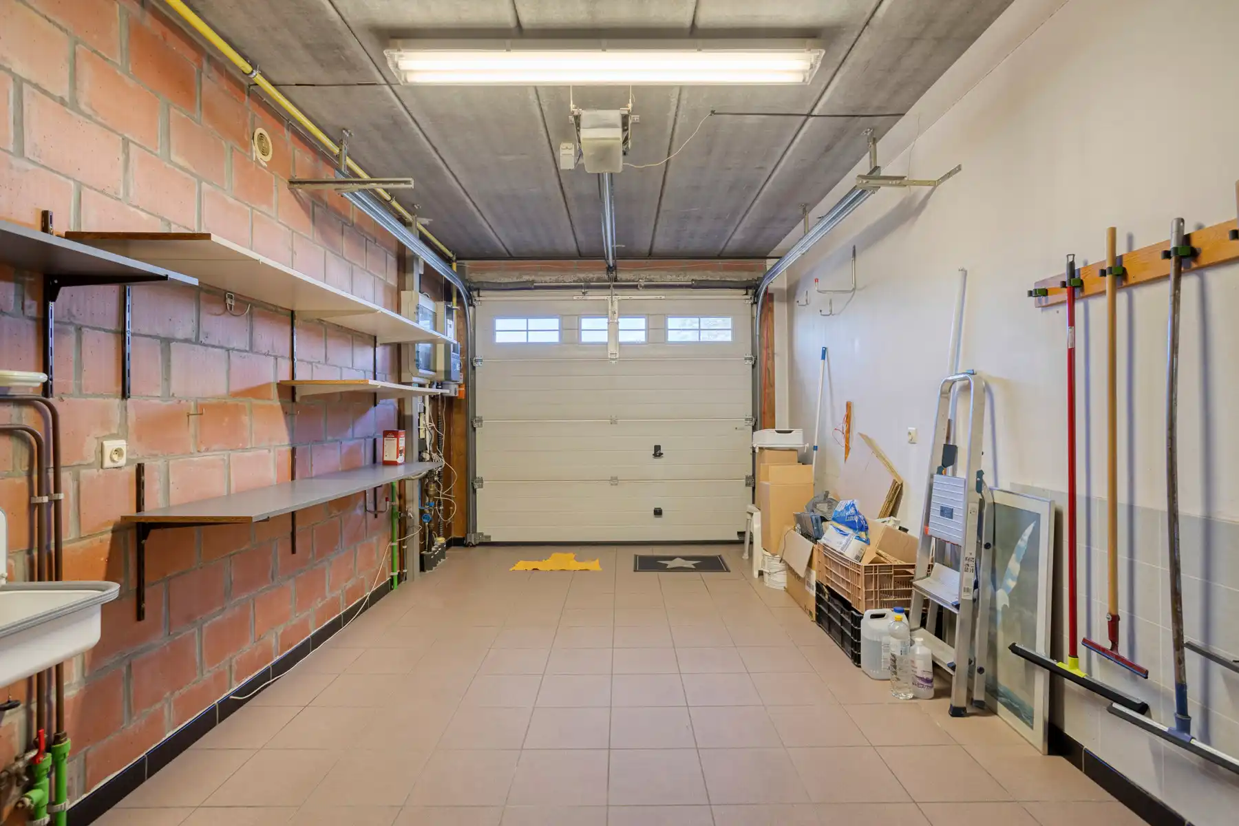 Half open bebouwing met 3 slaapkamers, garage en ruime tuin! foto 8