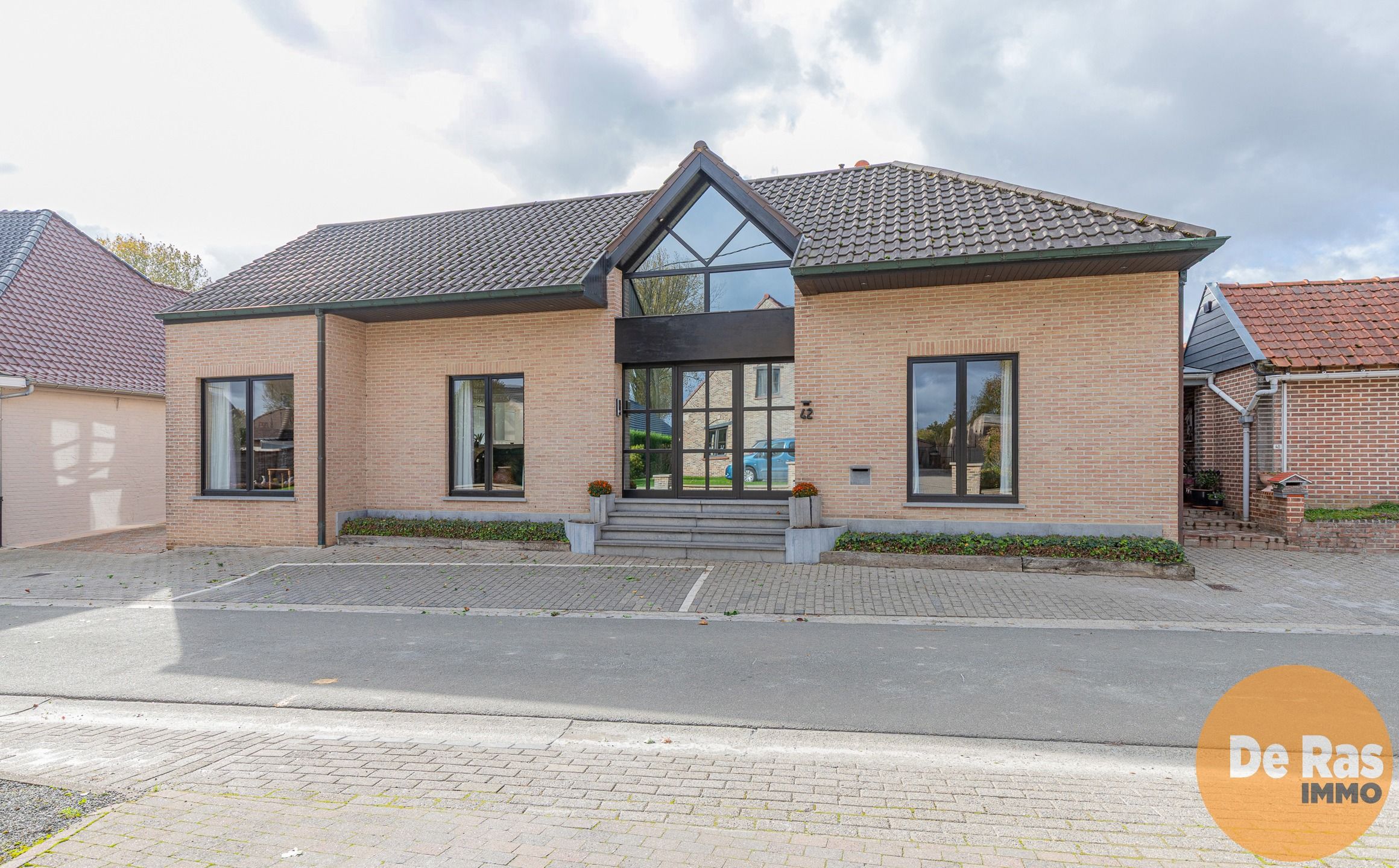 HERZELE - Degelijke 3-gevelwoning met tuin foto {{pictureIndex}}