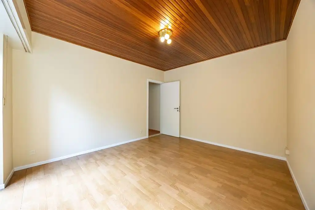 Instapklaar gelijkvloersappartement met stadskoer foto 11