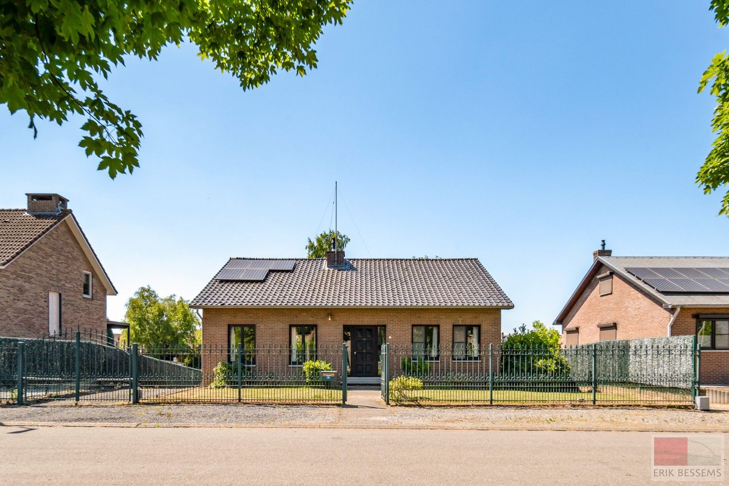 Hoofdfoto van de publicatie: Vrijstaande woning uit 1981 op een ruim perceel in Rekem. Woonopp. 120 m² en perceel 1180 m².