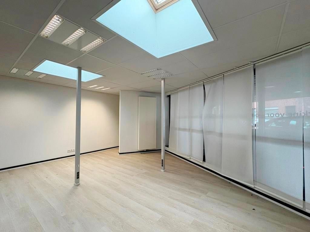 Duurzaam en sterk visueel gelegen gebouw met kantoren, een groot appartement en 3 standplaatsen. foto 9