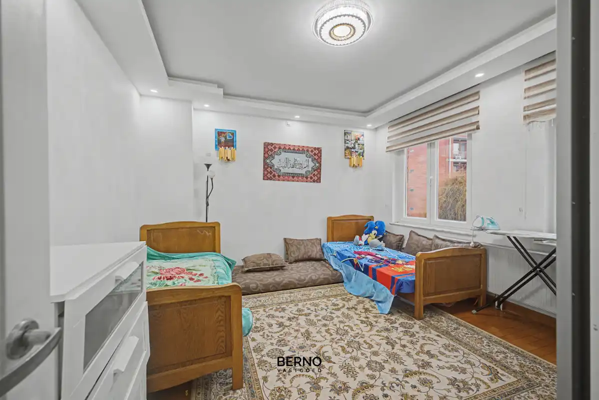 Gerenoveerde woning met 5 slaapkamers en parkeerplaats foto 11