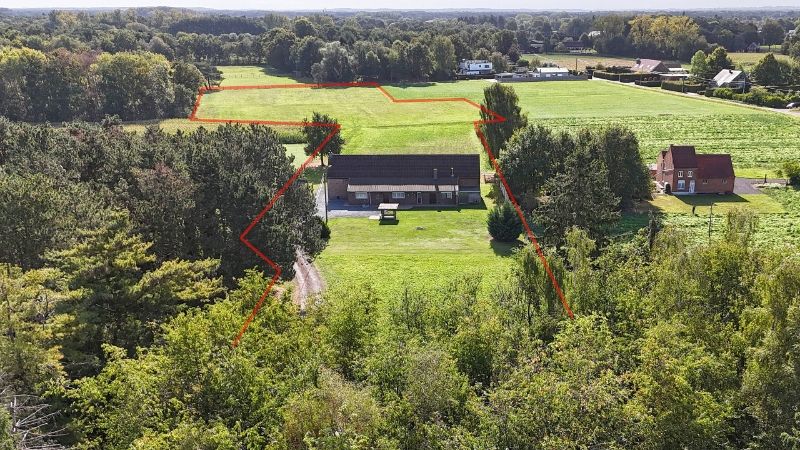 Hoofdfoto van de publicatie: Hoeve van 300m² op 1 hectare 77 met achterliggende weiden