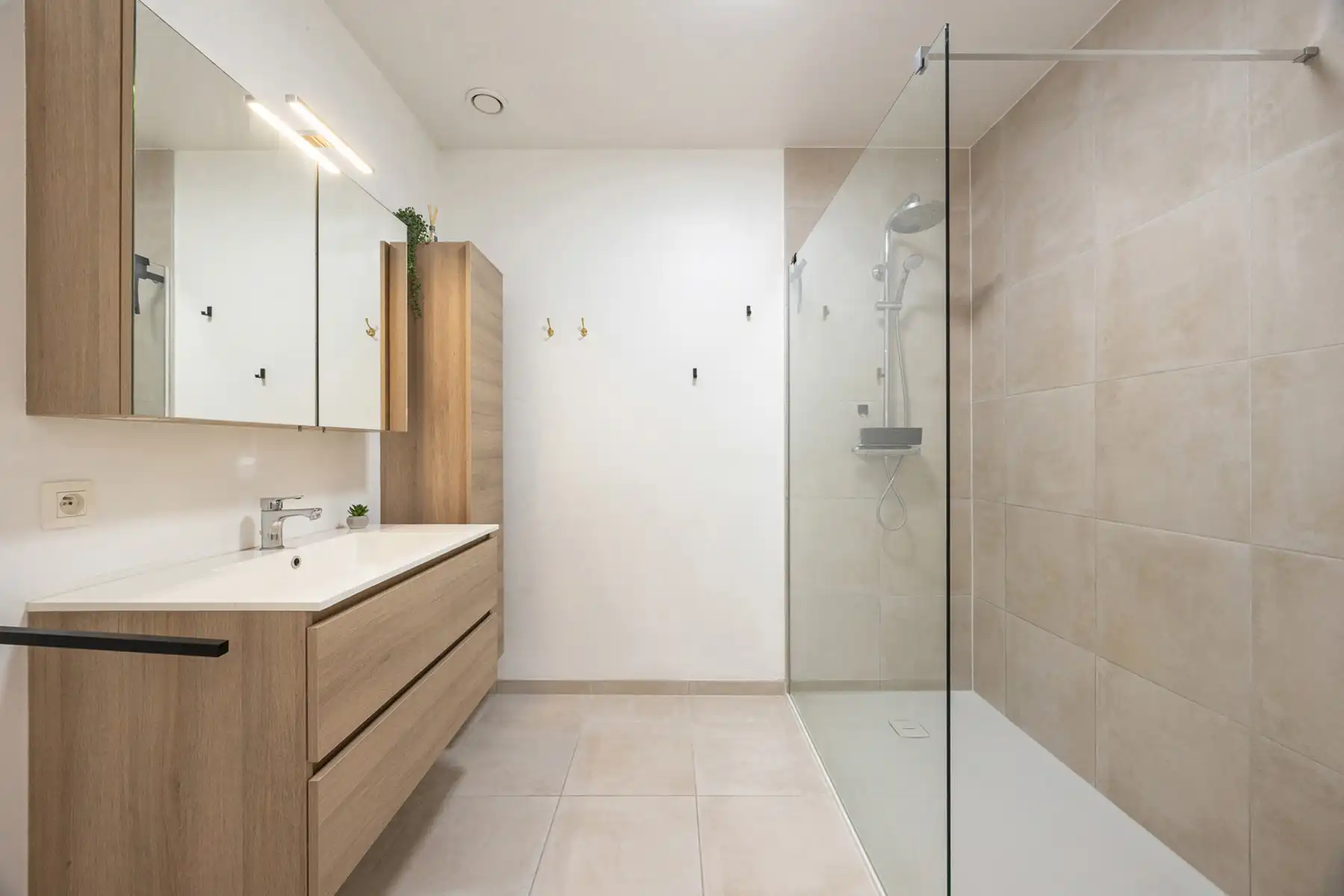 Recent appartement met autostaanplaats in het centrum van Stabroek! foto 11