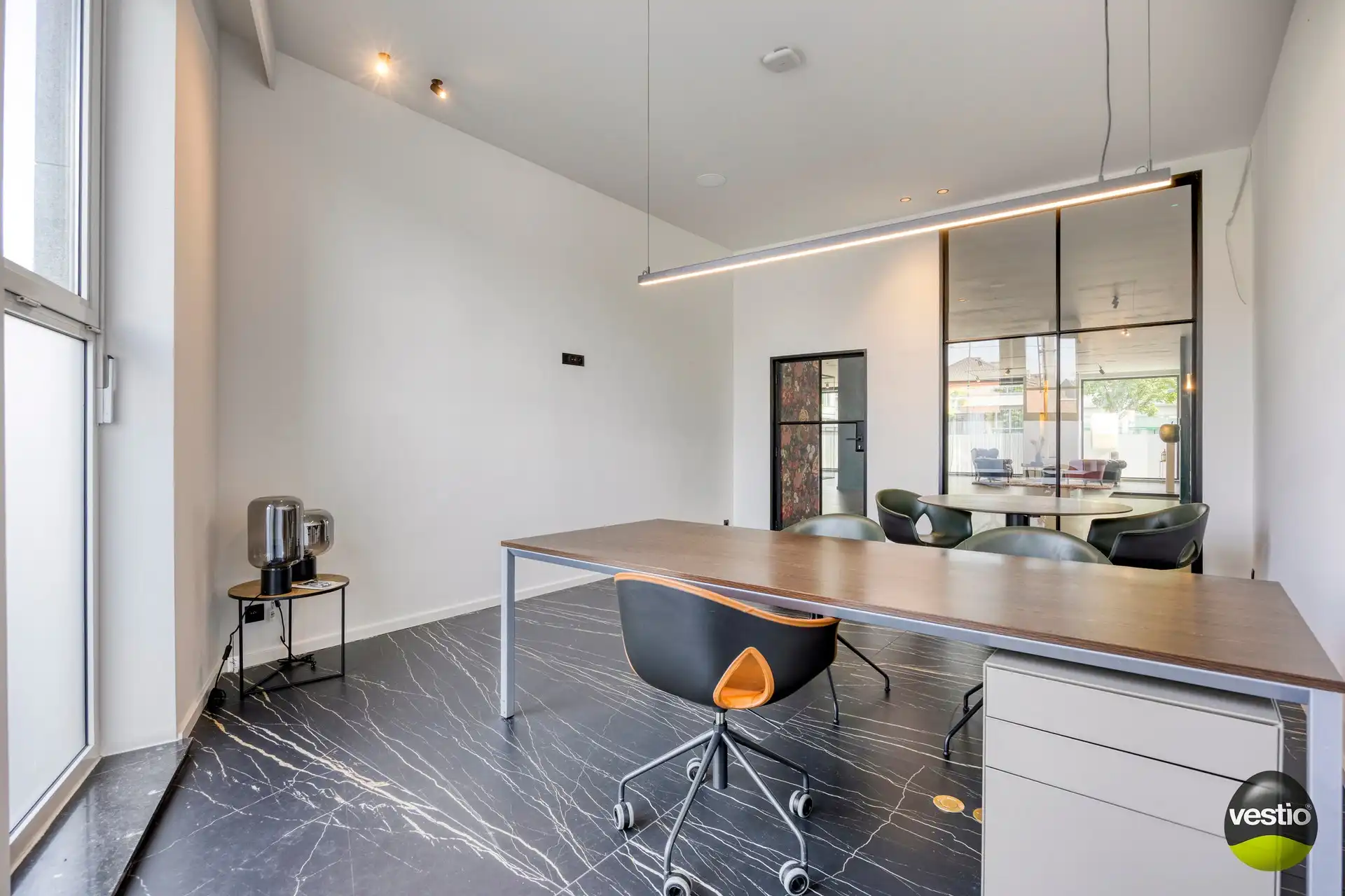 Luxueuze gelijkvloerse kantoorruimte van ca. 328 m² met parking. foto 14