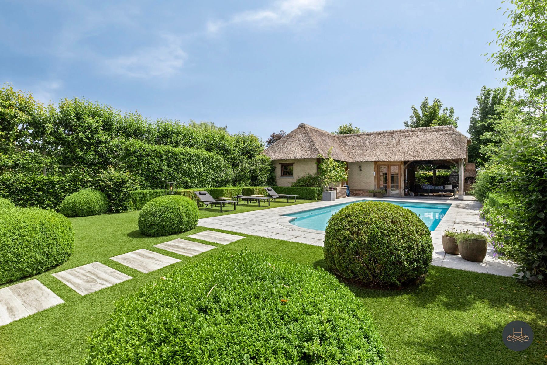 Instapklare villa met prachtig aangelegde tuin en zwembad foto 25