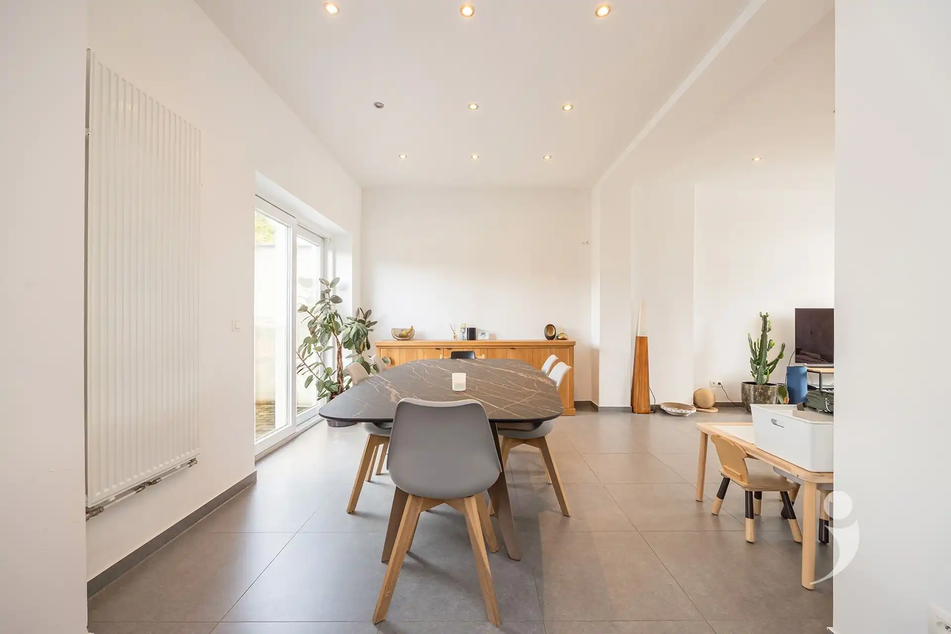 Recent gerenoveerde woning op een rustige locatie! foto 6