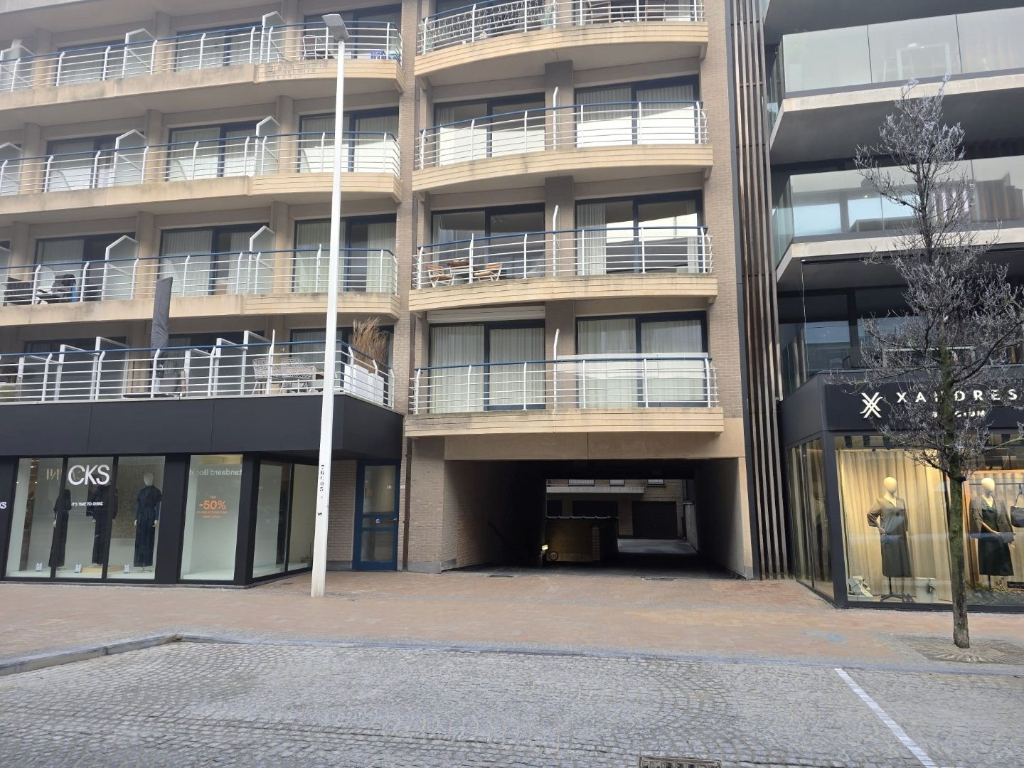 Exclusieve ruime garagebox (voor drie wagens) in de winkelstraat te Nieuwpoort-Bad. foto 2