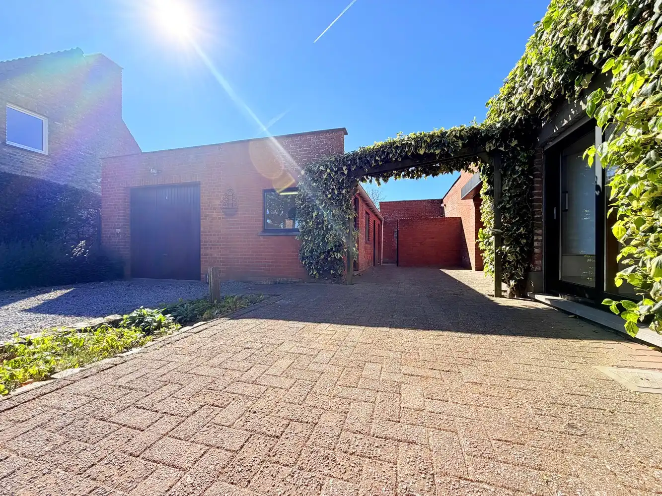 Alleenstaande woning op een perceel van 2.254 m² foto 2
