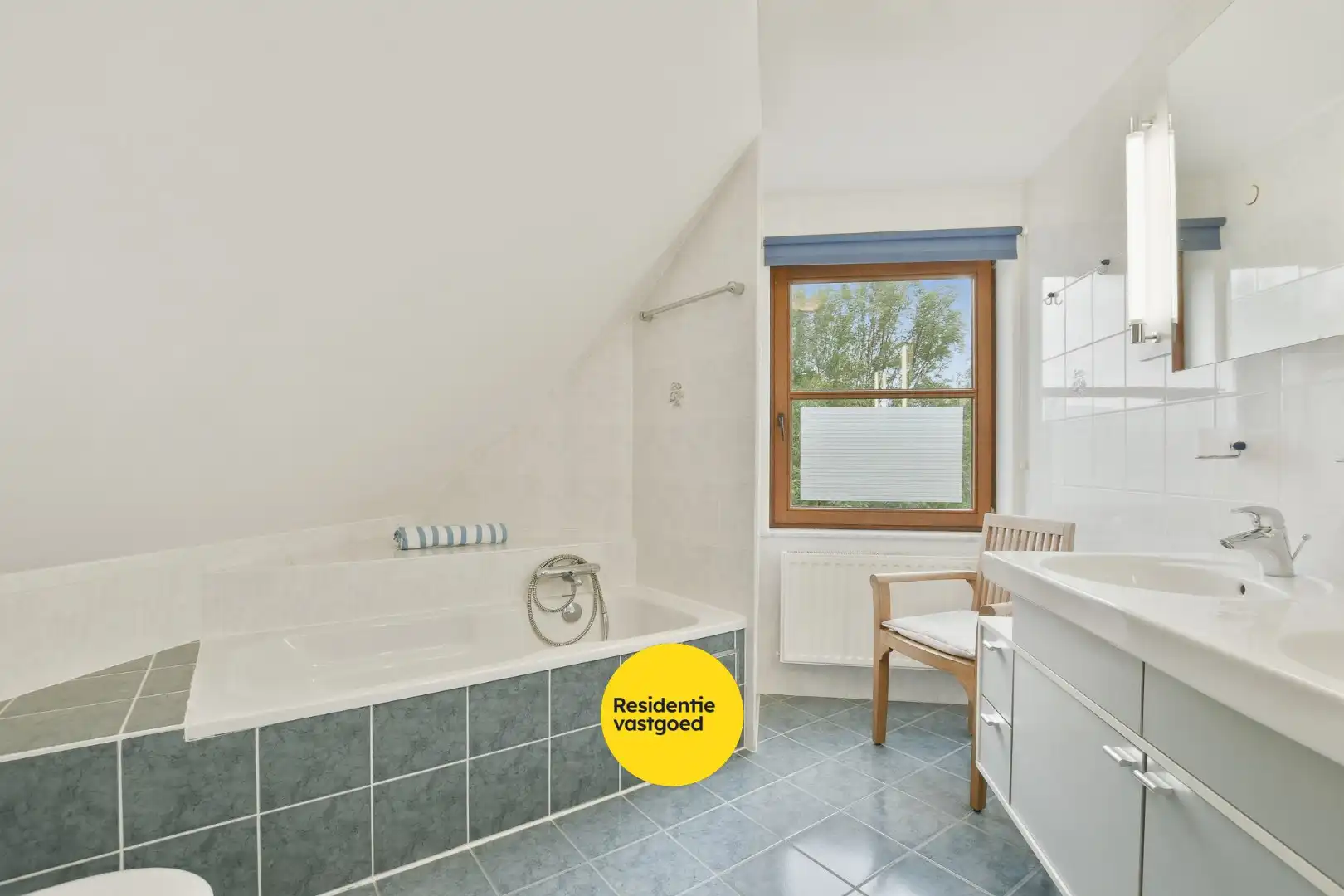Instapklare halfopen bebouwing met 3 slaapkamers en tuin in De Haan! foto 25