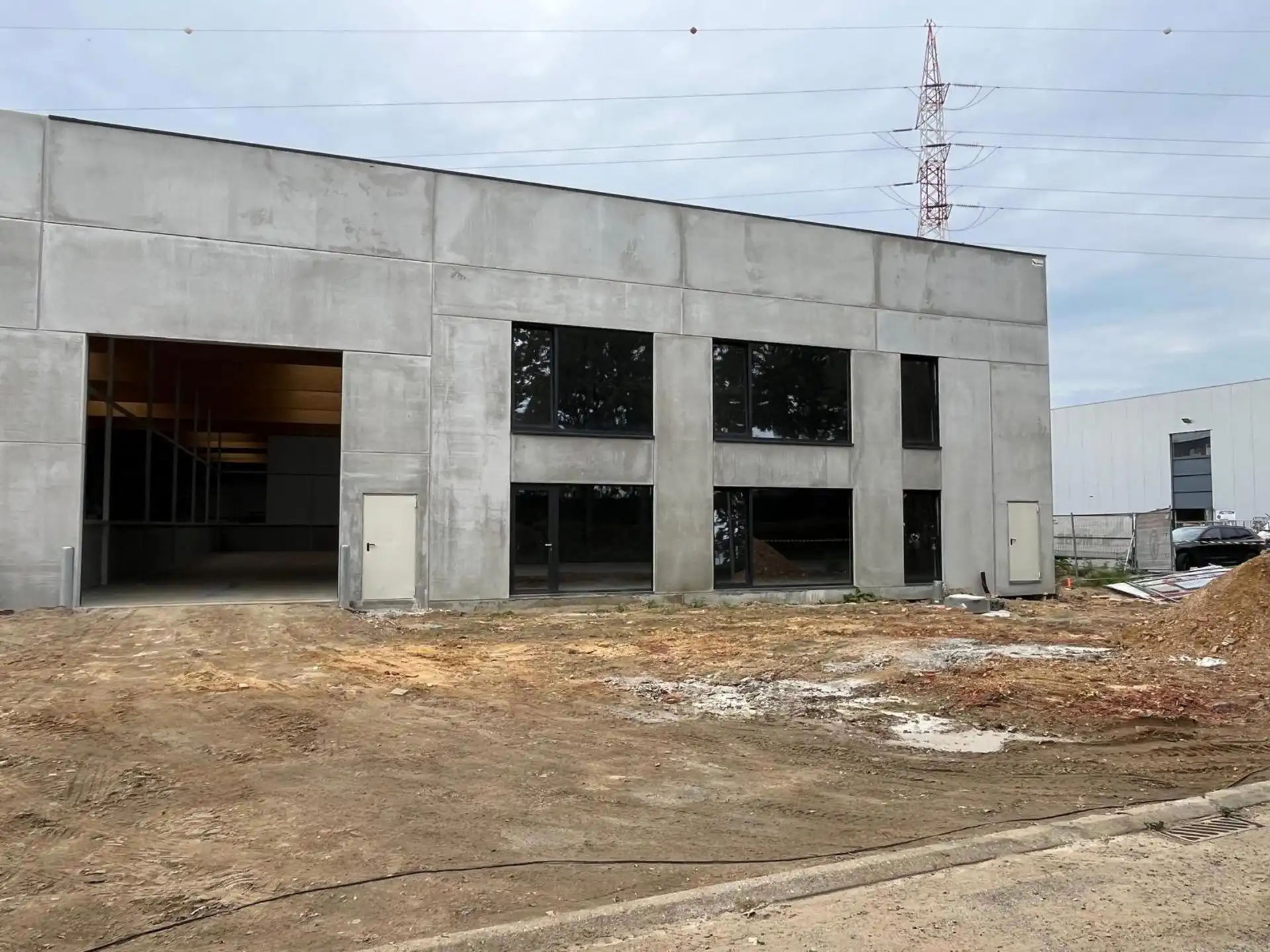 Wommelgem: magazijn 720m² met kantoren foto {{pictureIndex}}