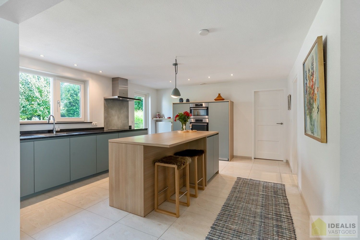 PRACHTIGE VILLA MET SCHITTERENDE ROYALE LEEFRUIMTES, UITGERUSTE KEUKEN, 2 BADKAMERS, 3 SLAAPKAMERS, CARPORT VOOR 2 WAGENS EN KNAP AANGELEGDE TUIN. DEZE KNAPPE VILLA OP EEN RESIDENTIELE LOCATIE BESCHIKT OP DE GELIJKVLOERSE VERDIEPING OVER EEN ROYALE INKOMHAL, RUIME LEEFRUIMTE MET AANSLUITEND EETKAMER EN PRAKTISCH UITGERUSTE LEEFKEUKEN MET EEN BIJKEUKEN/WASPLAATS MET TOEGANG TOT TERRAS, BADKAMER EN 2 SLAAPKAMERS; OP DE VERDIEPING BESCHIKT DE WONING OVER EEN PRACHTIGE MASTERBEDROOM MET AANSLUITEND EEN LUXUEUZE BADKAMER. EEN ‘MUST SEE’ VOOR KOPERS OP ZOEK IN HET MOOIE SEGMENT! foto 13