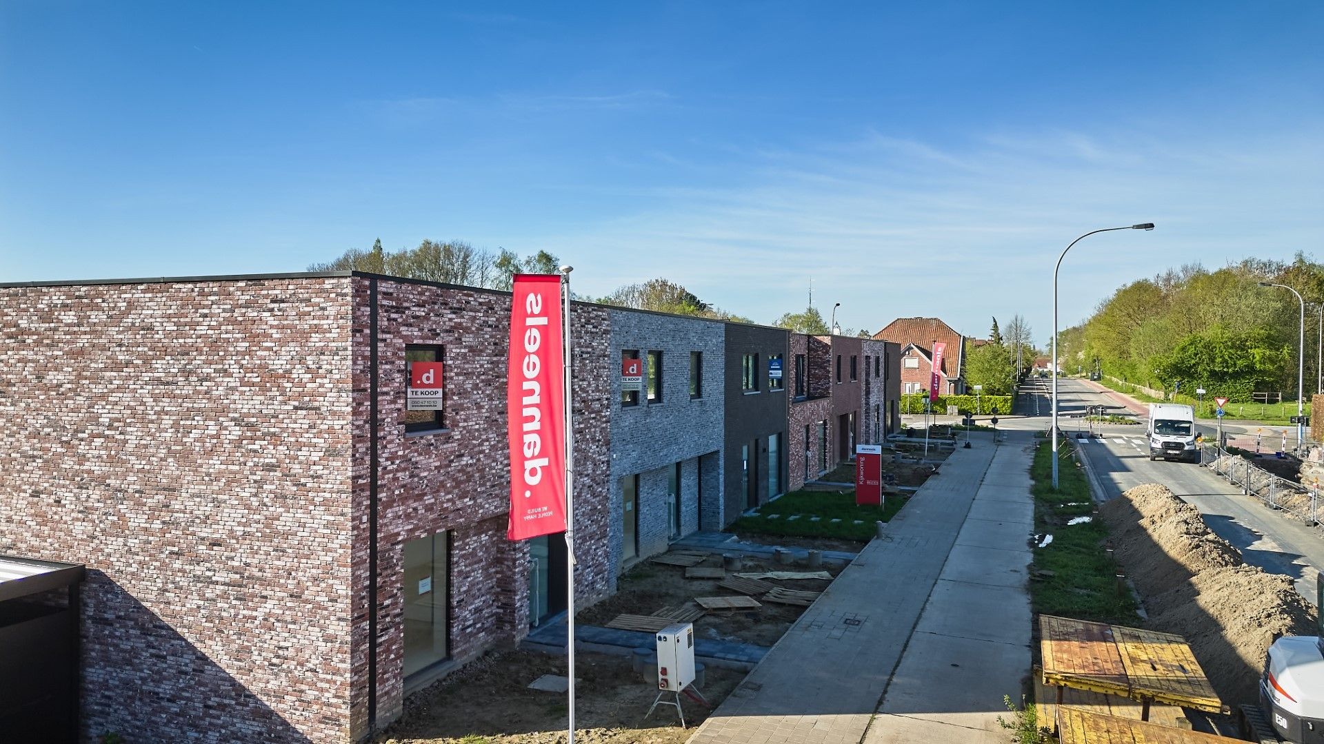 Halfopen bebouwing met 3 slpk's, zuid gerichte tuin en carport foto 1