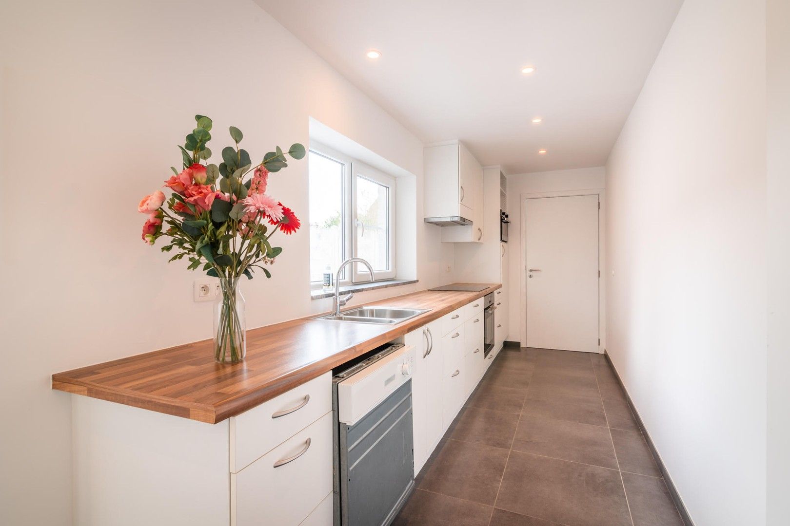 Instapklare woning met 2-3 slaapkamers te Tielt (Meulebeke)! foto {{pictureIndex}}