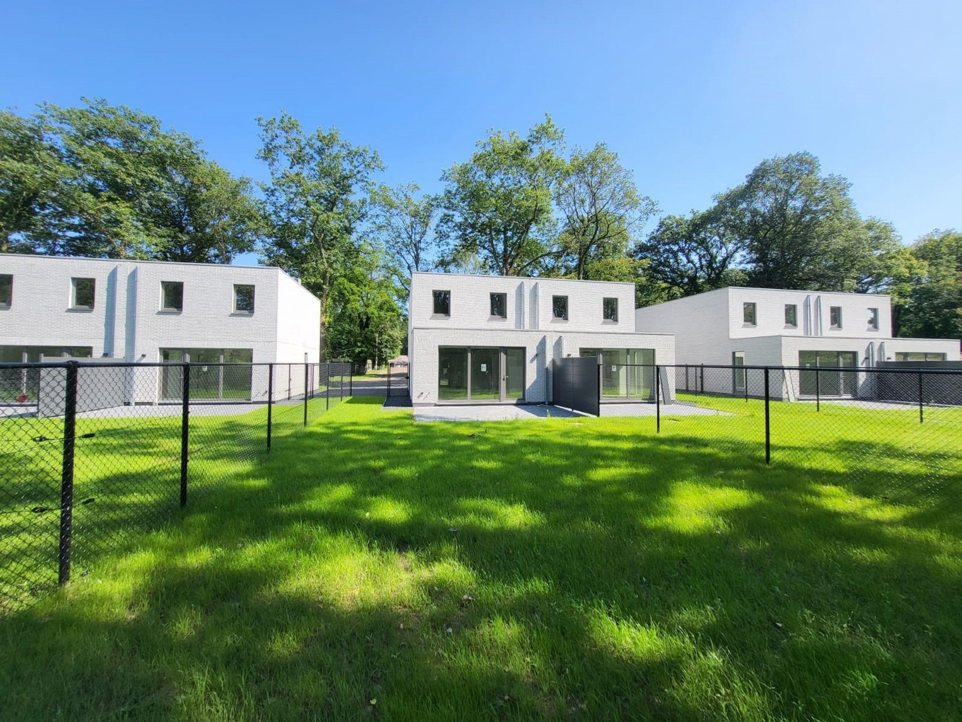Halfopen energiezuinige gezinswoning - Ideale investering! foto 2