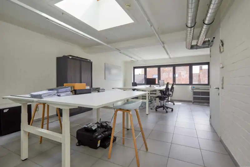 Roeselare-centrum. Trendy kantoorruimte met diensten te huur vanaf 1 persoon op een uistekende locatie. Voor starters of tijdelijke verhuis. foto 3