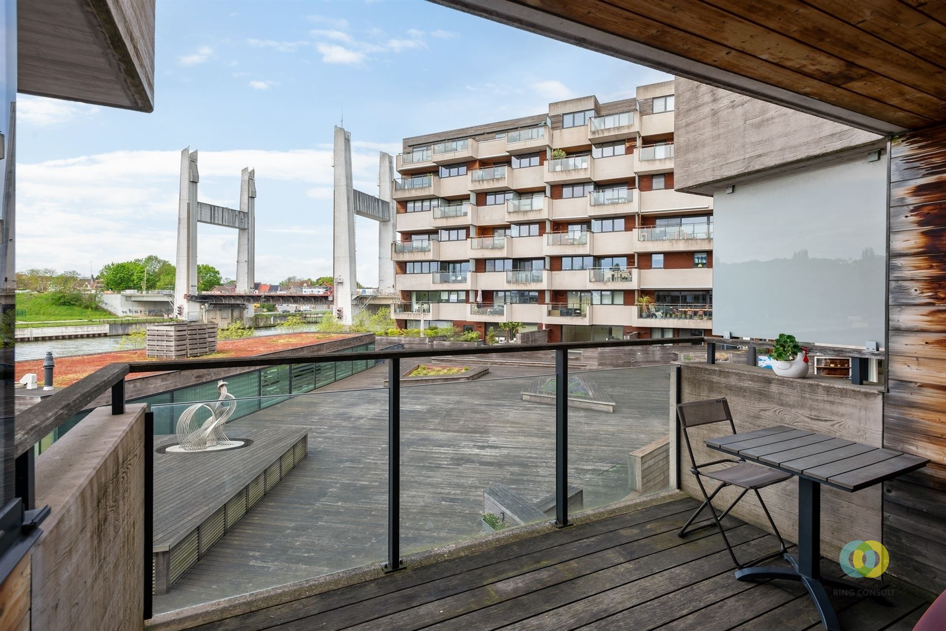 Modern appartement met kanaalzicht en parkeerplaats foto 9