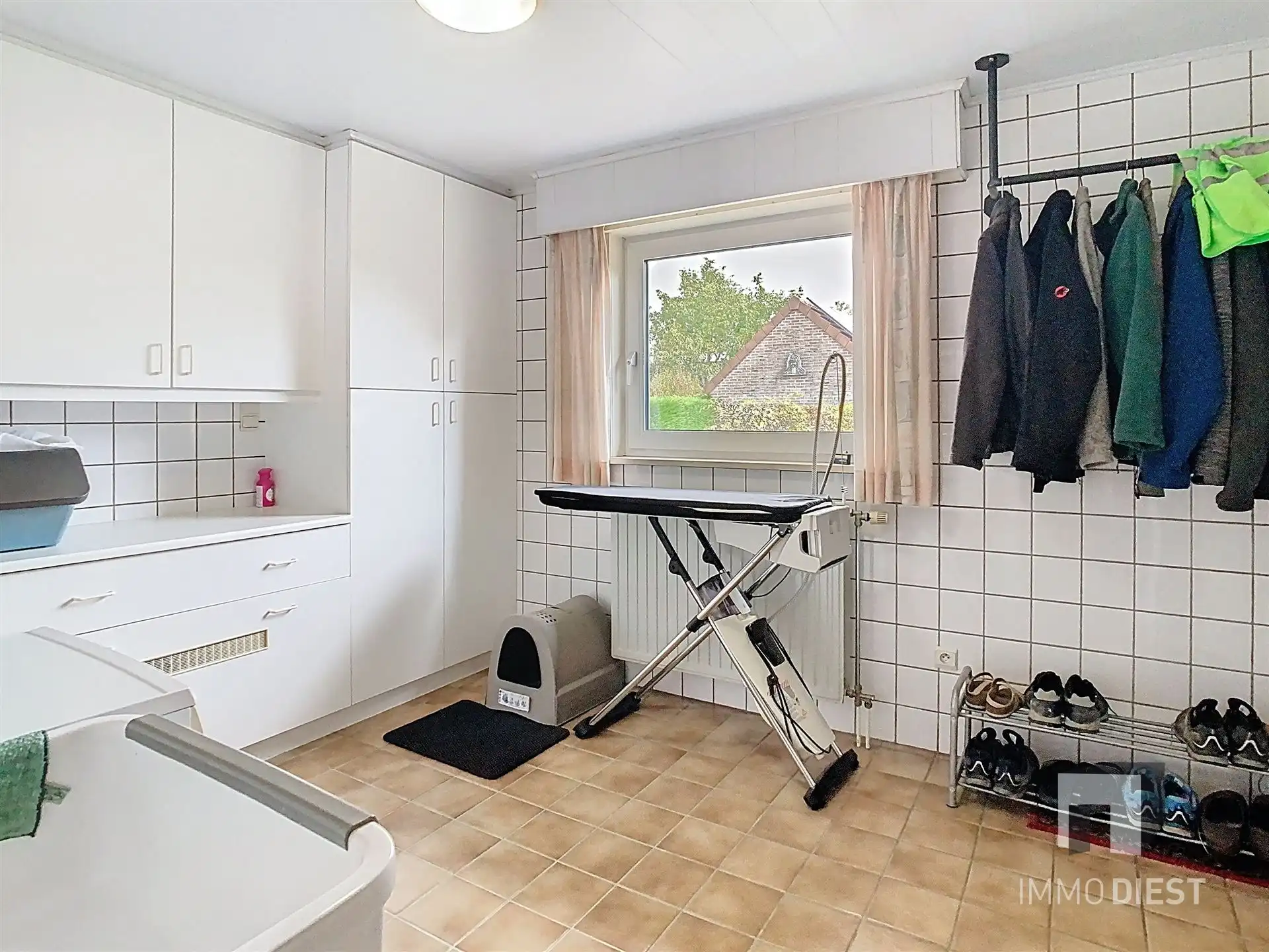 Energiezuinige en prima onderhouden gezinswoning met 4/5 slaapkamers en zwembad op 10 are. foto 24