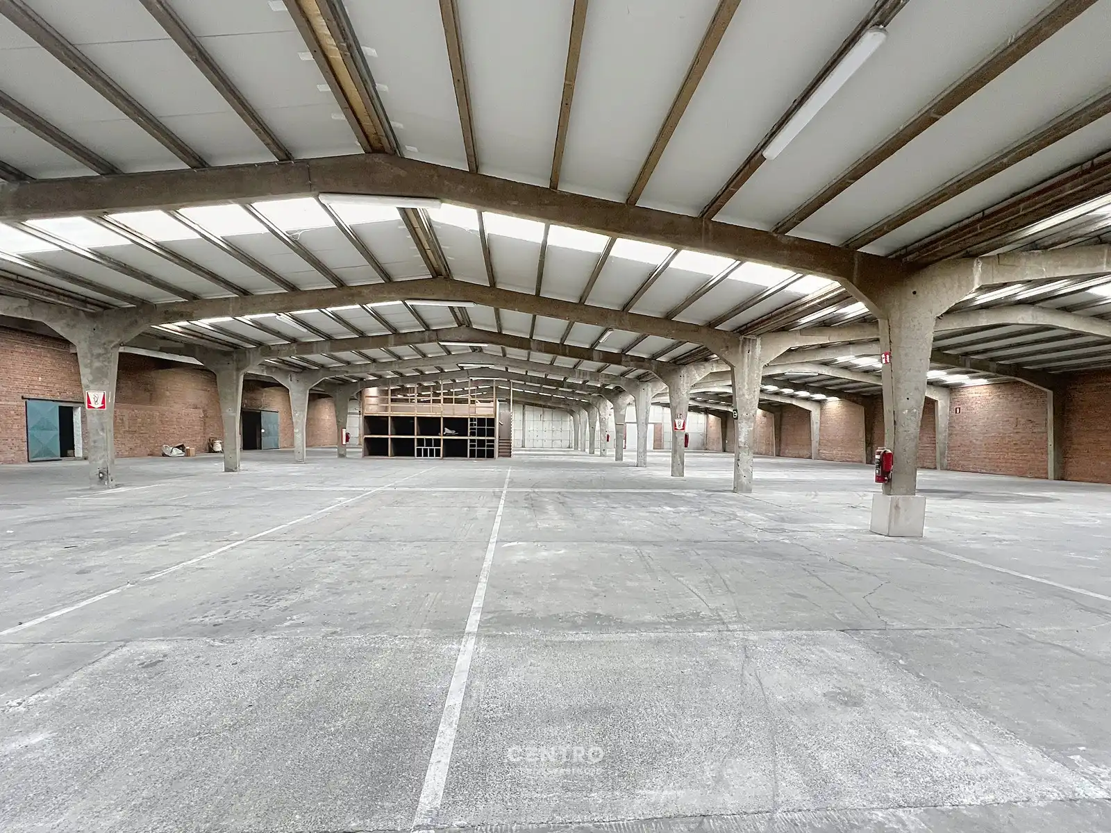 Magazijn van 2.400 m², extra parking en geïntegreerde kantoorruimte in nabijheid van vele baanwinkels vlak bij de RING van Poperinge ! foto 16