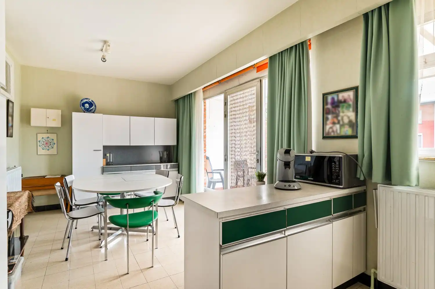 Charmante bel-etage met 4 slaapkamers, tuin en garage met oprit in Deurne! foto 8