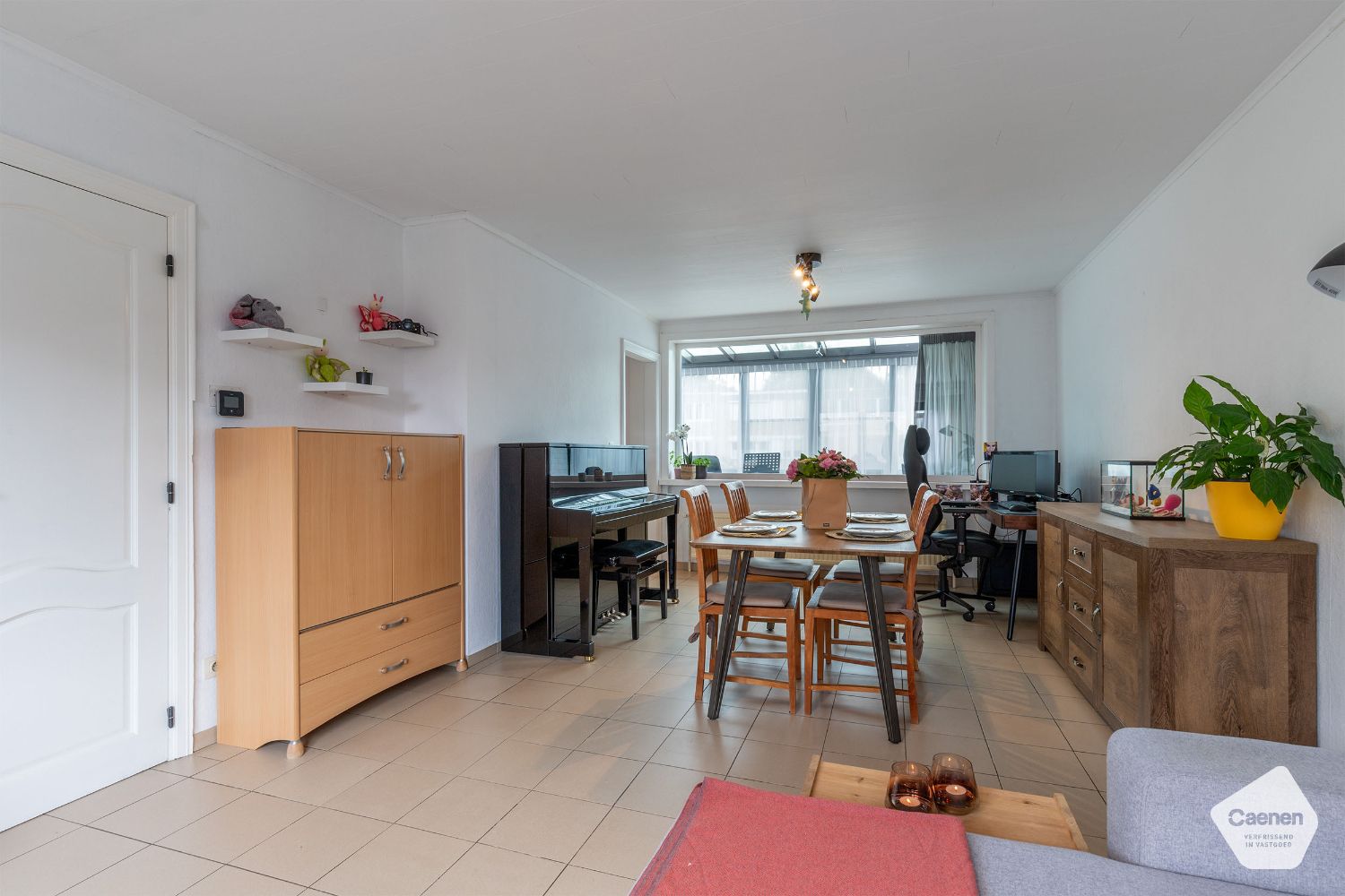 Leuke instapklare woning met dubbele garage en 3 slaapkamers in een rustige woonomgeving foto 2