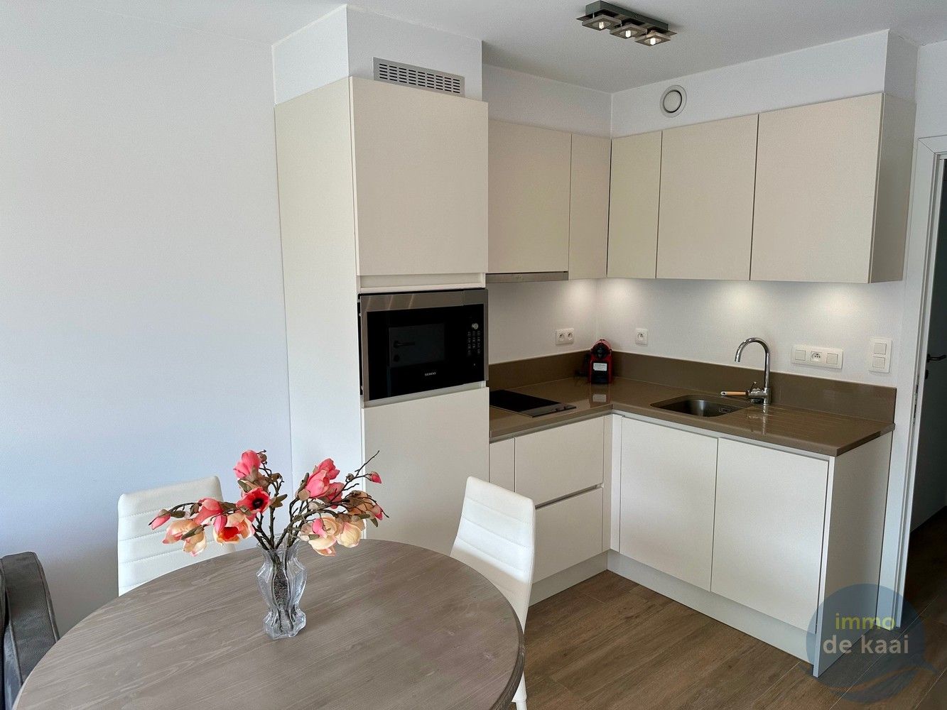 Recent appartement op rustige locatie vlakbij centrum Nieuwpoort foto 6