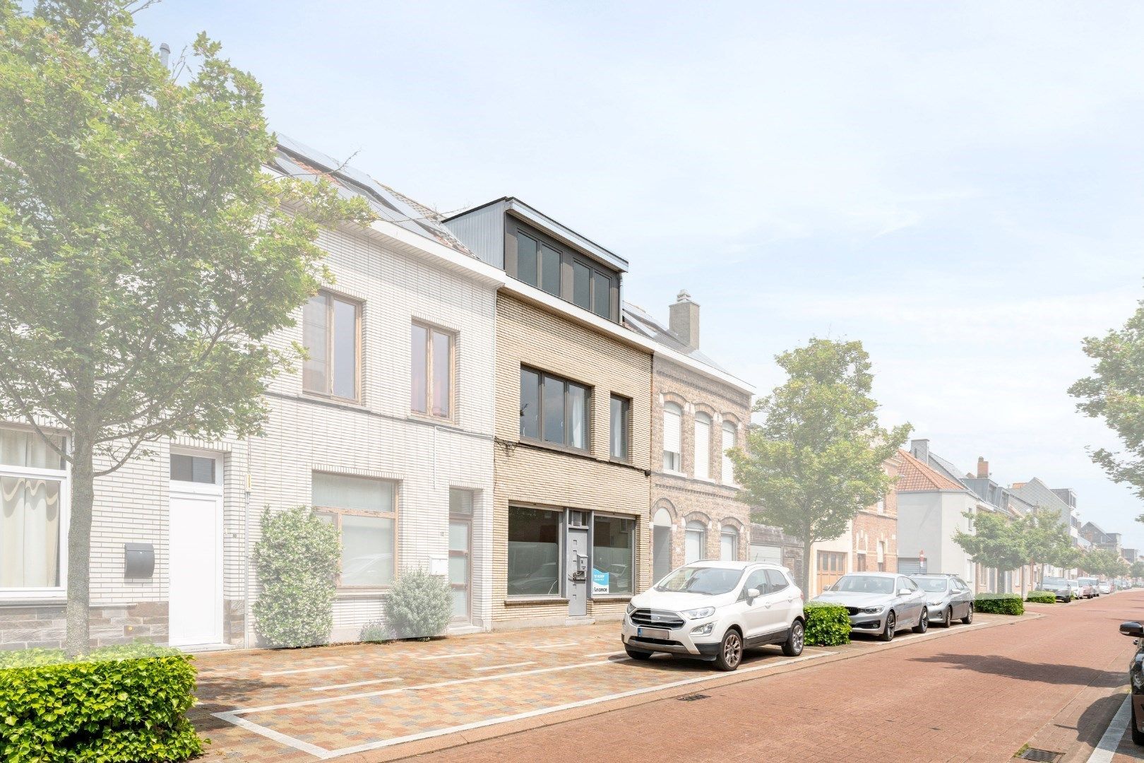 Ruime rijwoning met zeer veel potentieel op gunstige ligging! foto 1