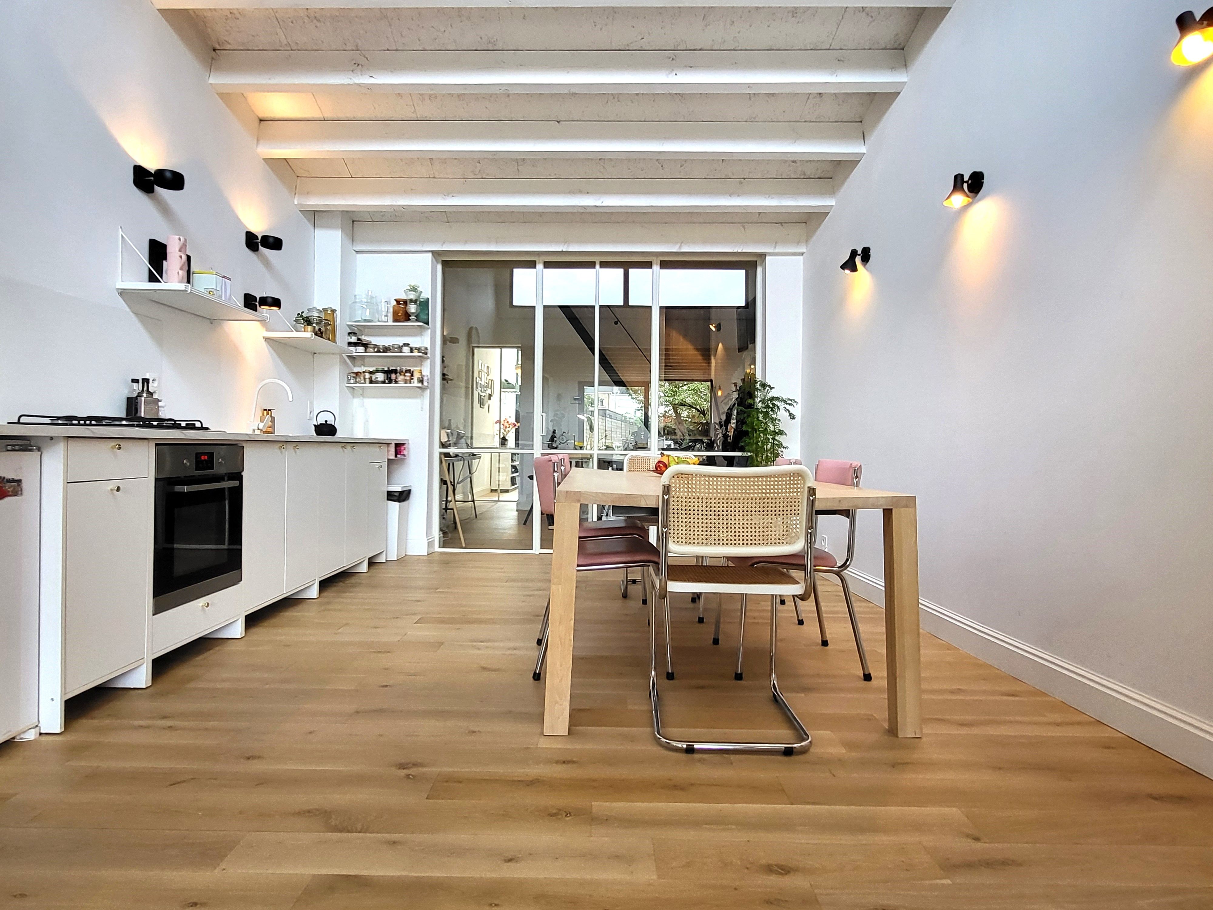 Prachtig gerenoveerde woning op wandelafstand van het centrum met zuidgerichte tuin.  foto 6