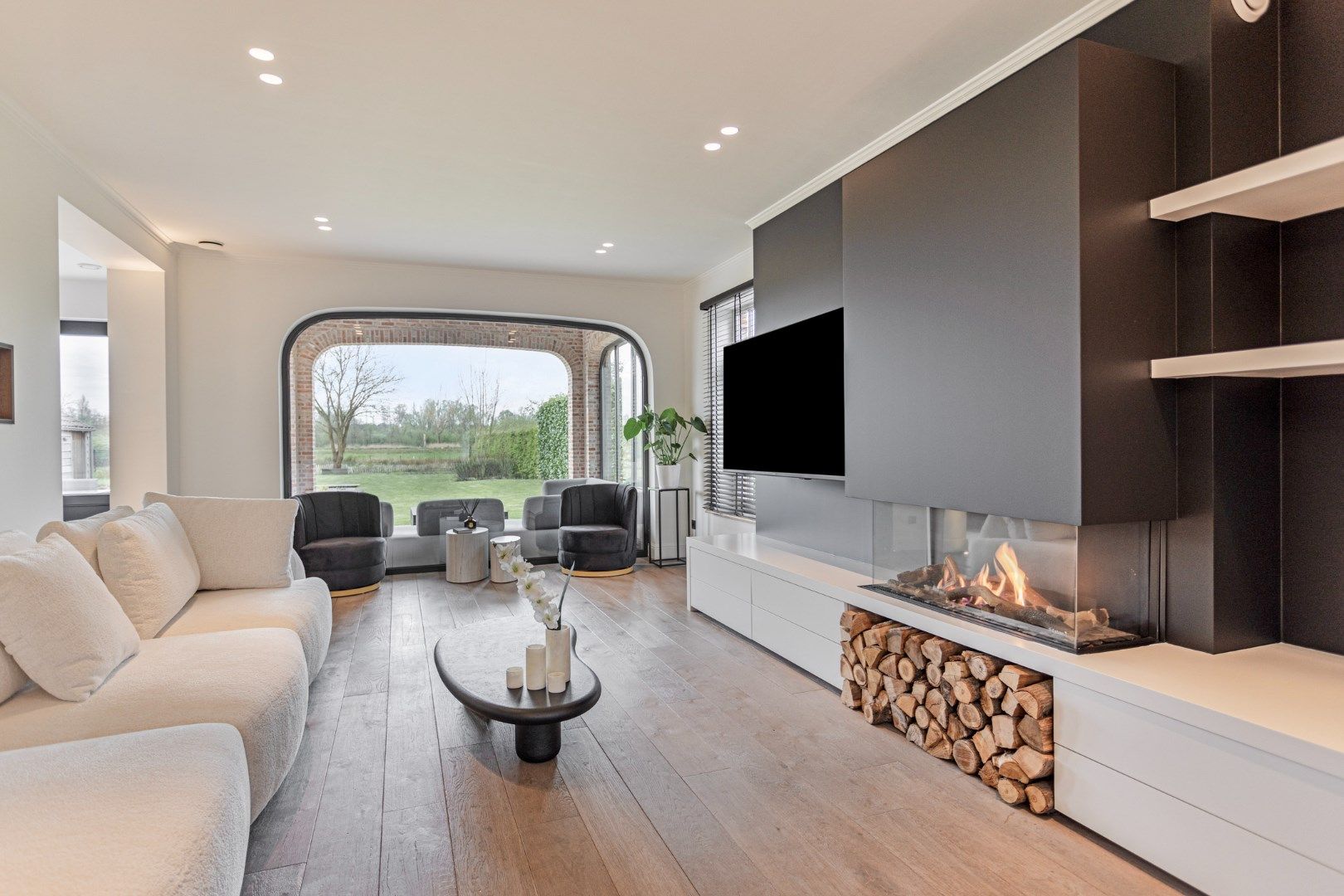 Ruim ingedeelde kwalitatieve villa op 12 are met adembenemd zicht op achterliggend groen. foto 3