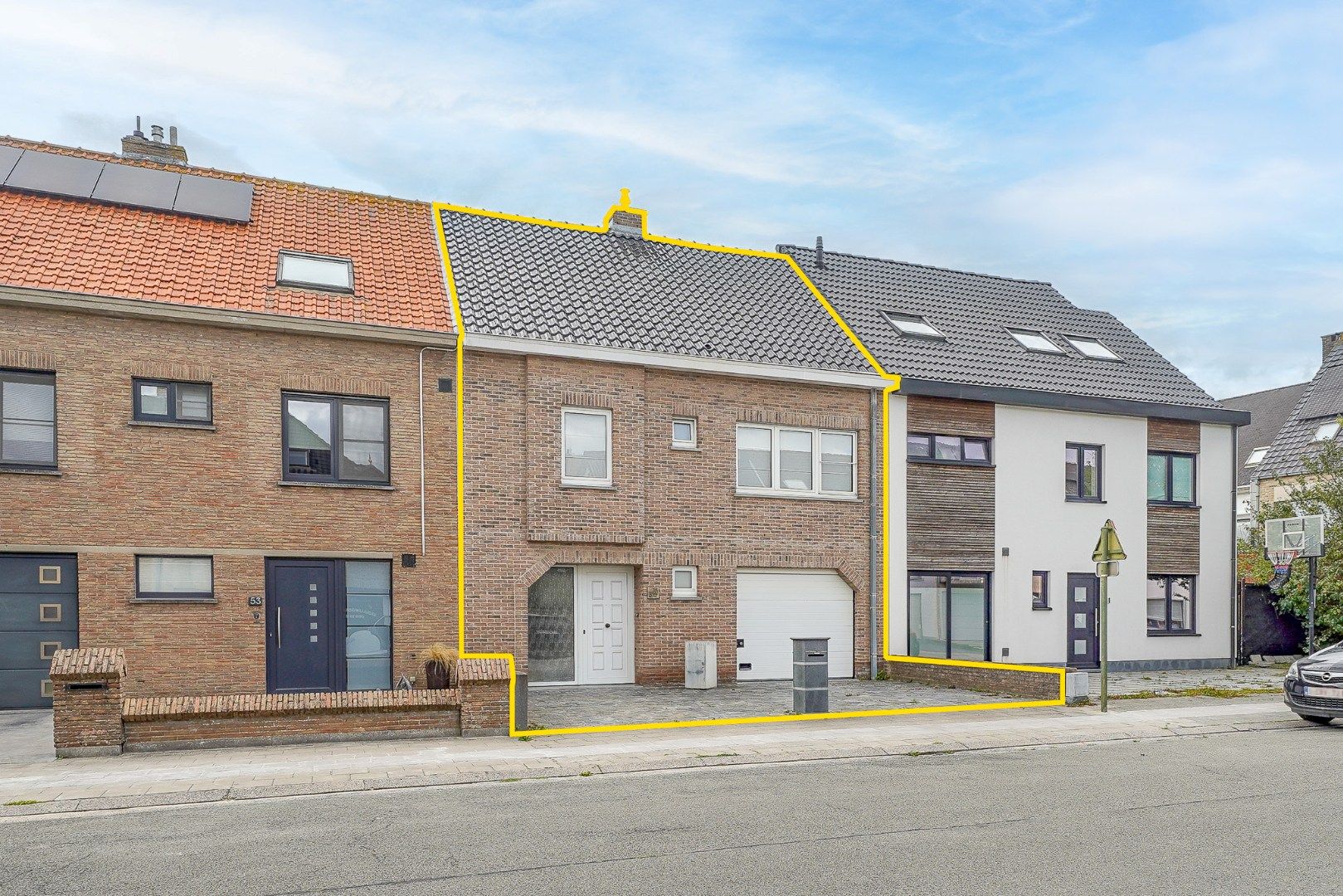 Gezinswoning met garage, zongerichte tuin te koop in Bredene foto {{pictureIndex}}