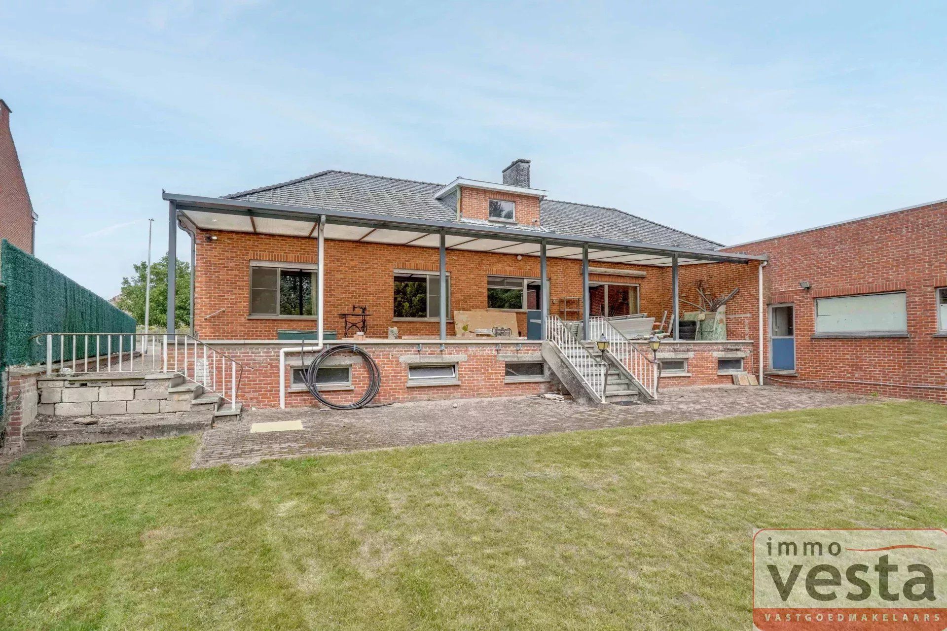 Ruime, op te knappen villa met handelsruimte foto 30