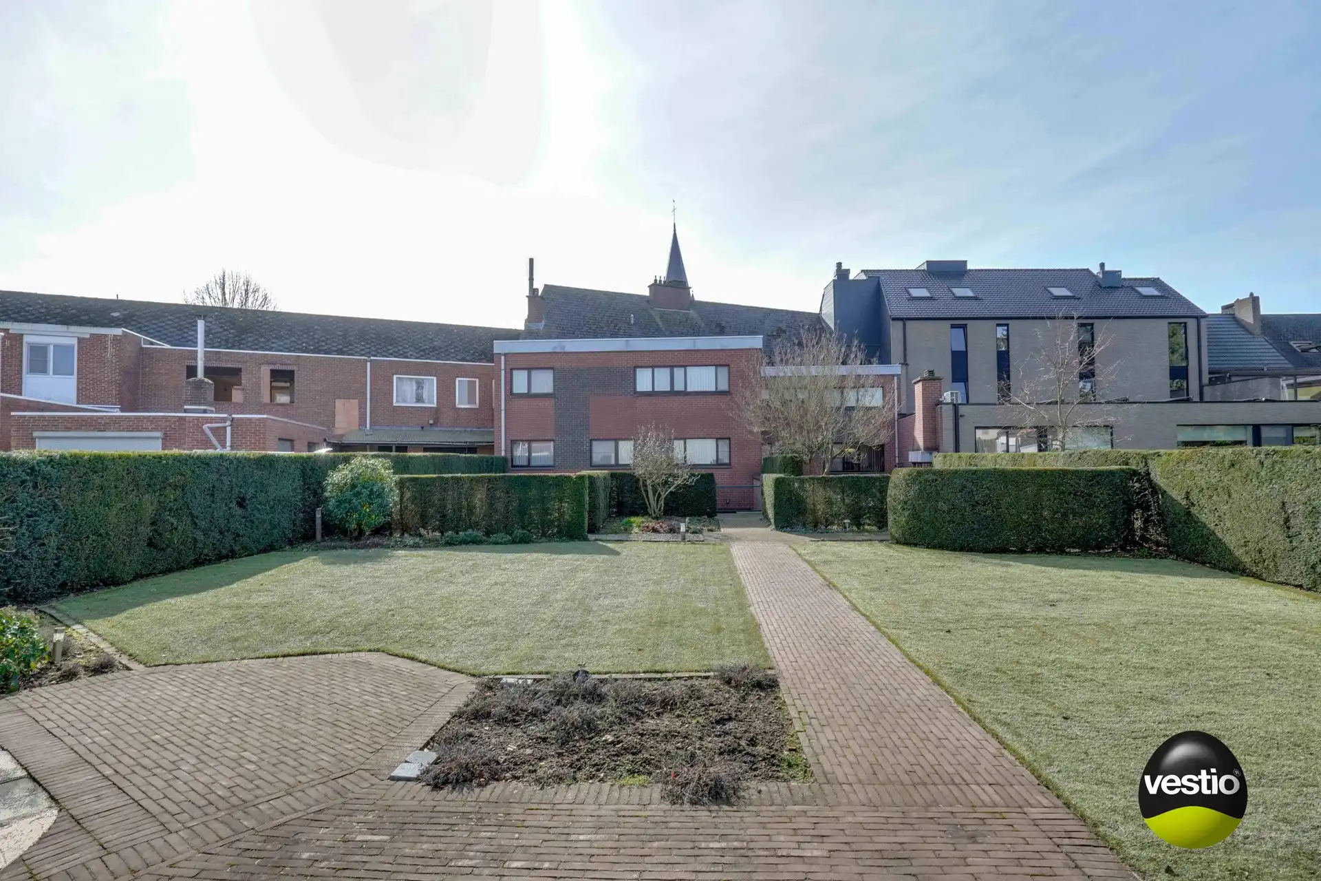 GELIJKVLOERS APPARTEMENT 3 SLAAPKAMERS 171 M² + HANDELSRUIMTE + TUIN + 5 GARAGES + ZOLDER foto 5