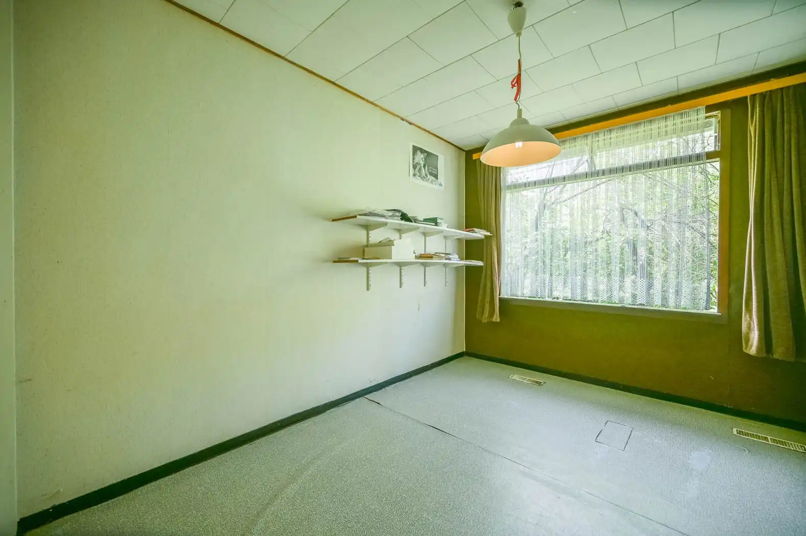 Uniek renovatieproject: lichtrijke en uiterst ruime bungalow met grote inpandige garage op een idyllisch groen perceel foto 14